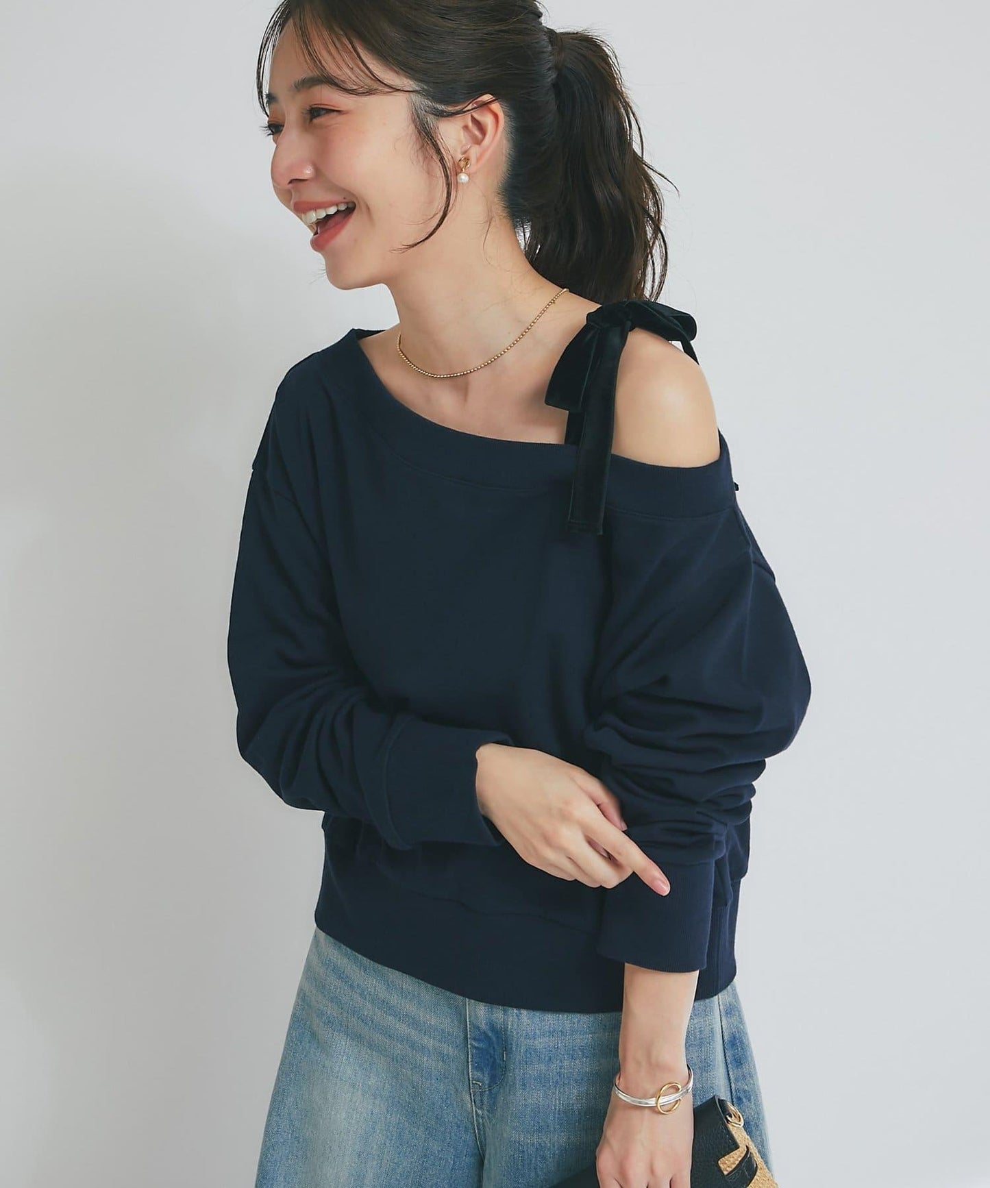 【成年女性】迷你絨面露肩蝴蝶結套頭衫