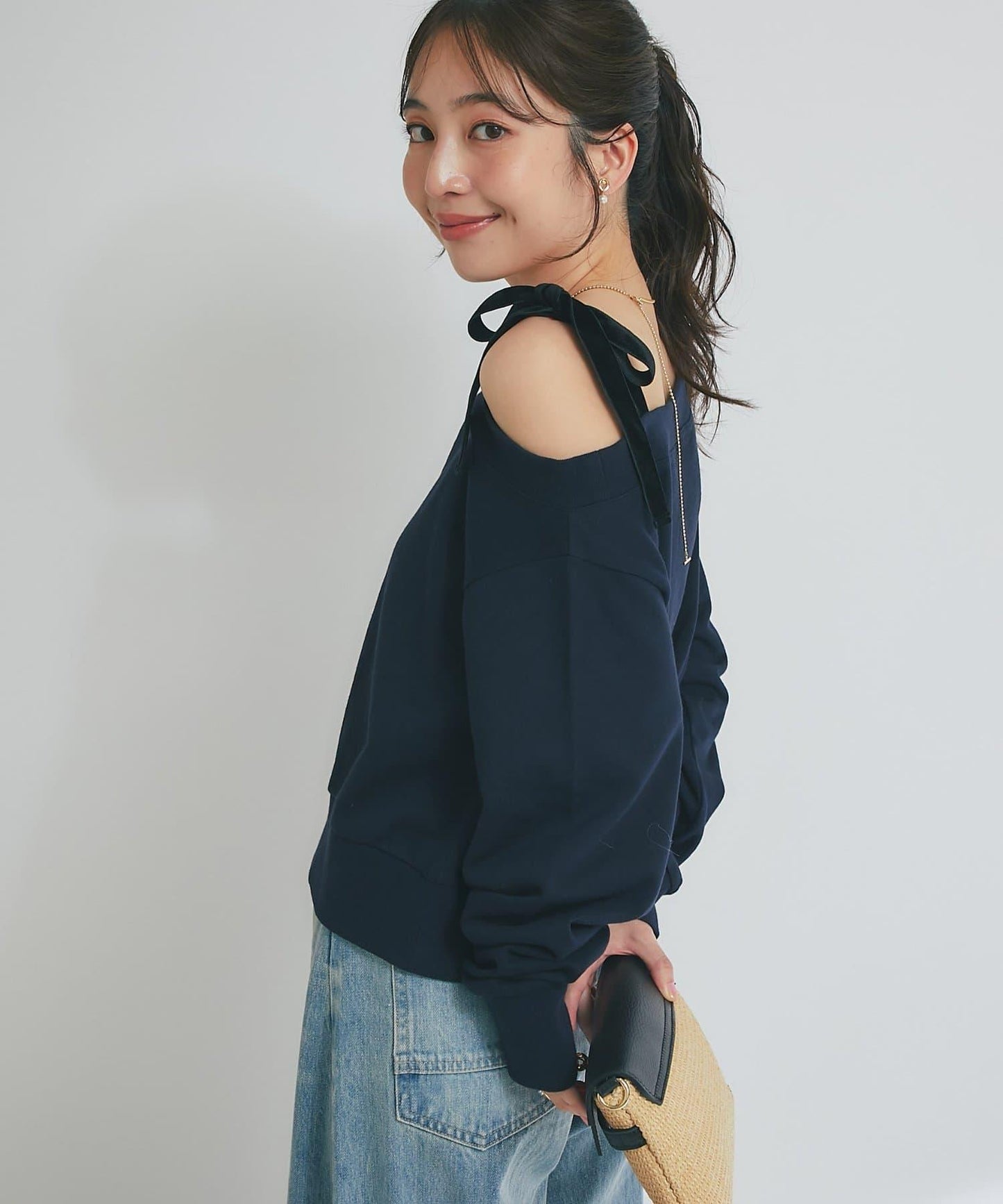 【成年女性】迷你絨面露肩蝴蝶結套頭衫
