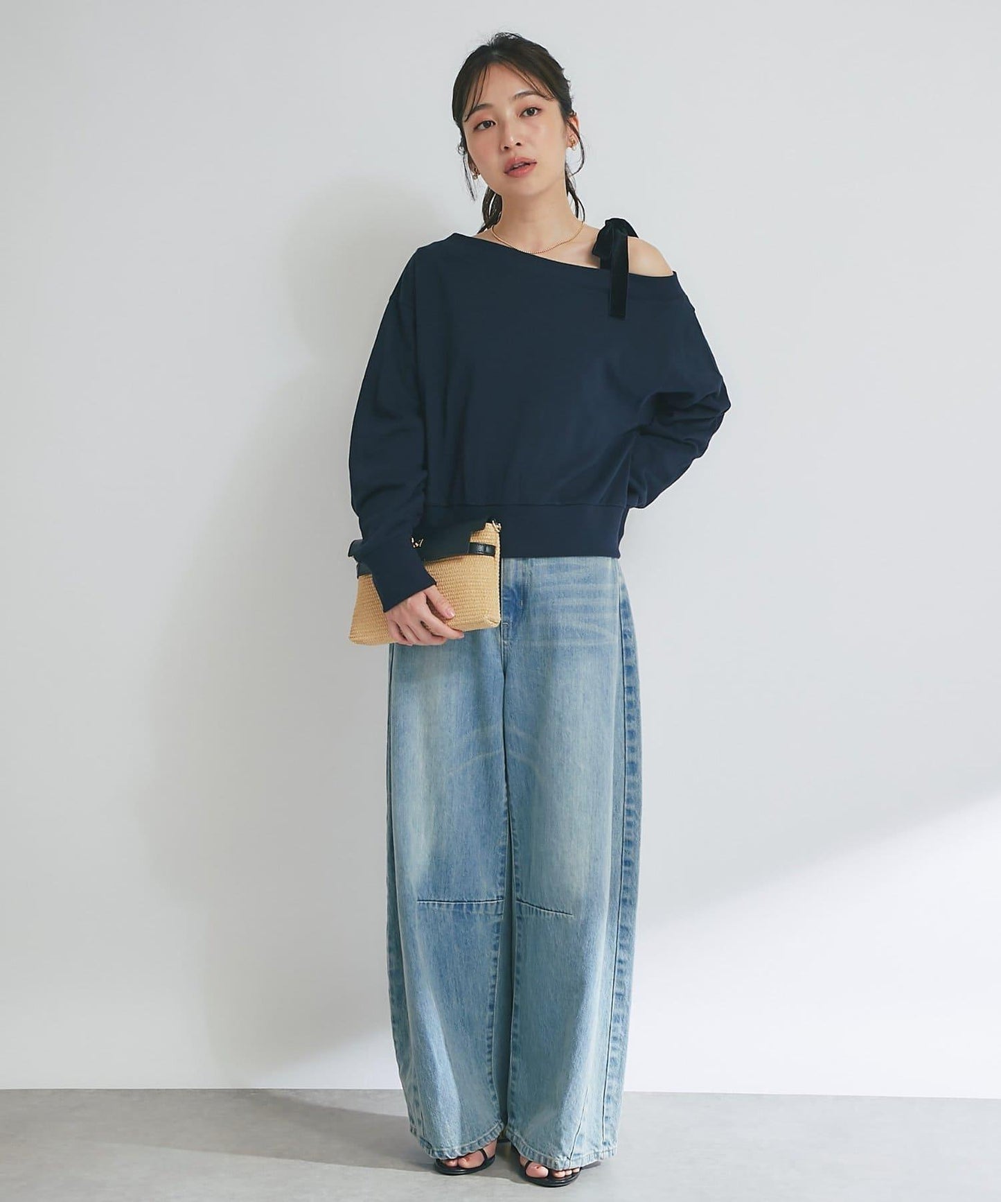 【成年女性】迷你絨面露肩蝴蝶結套頭衫