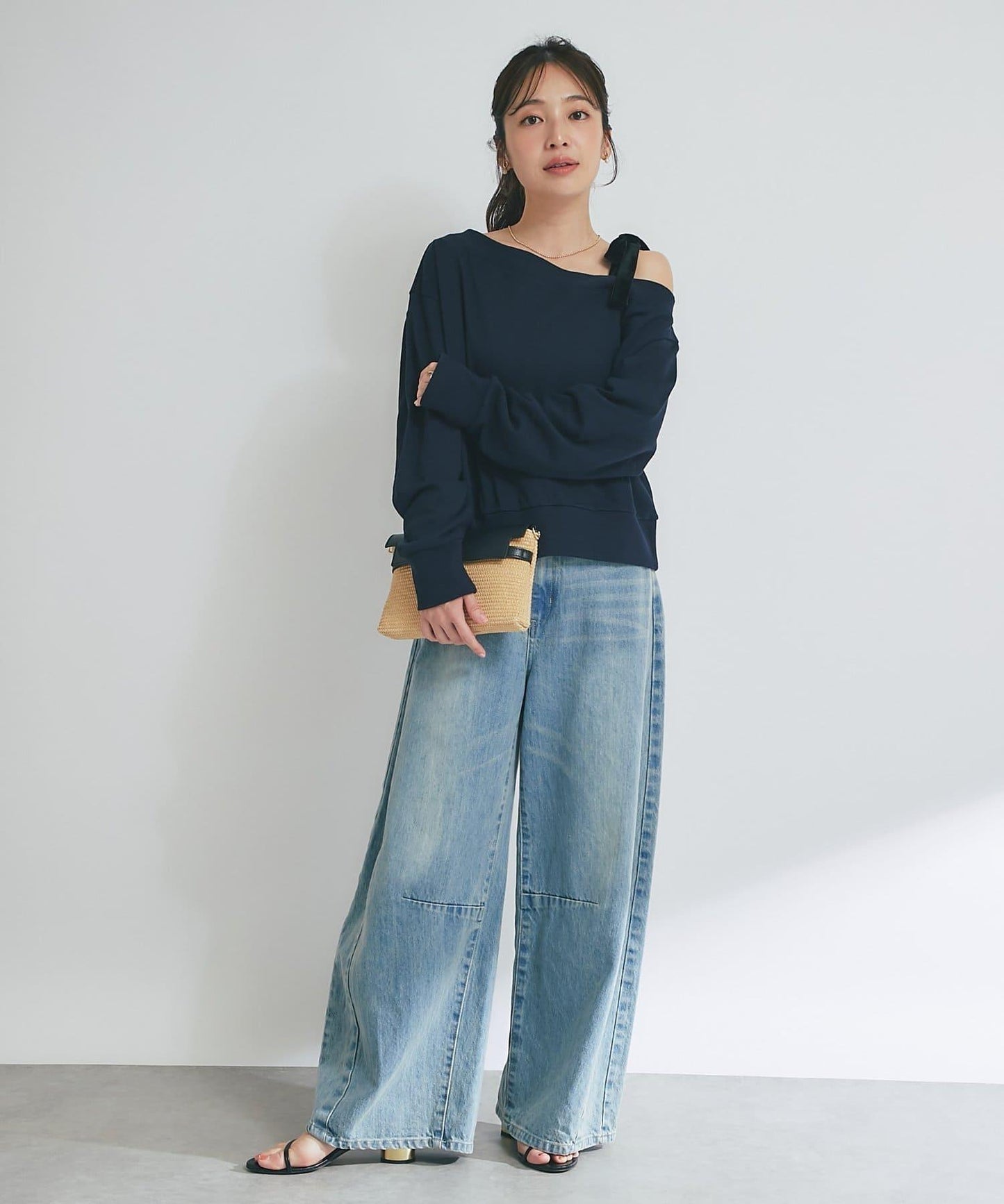 【成年女性】迷你絨面露肩蝴蝶結套頭衫
