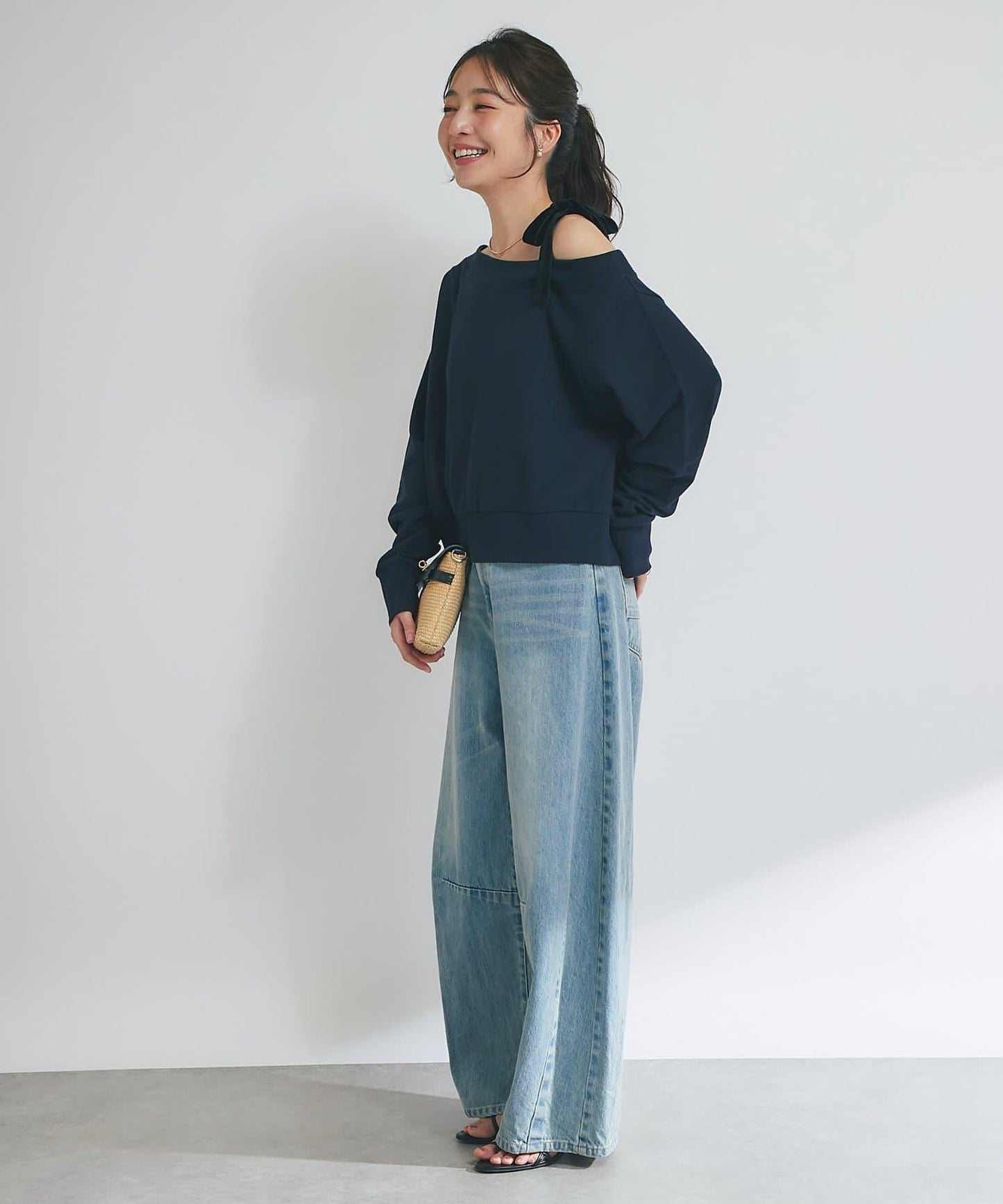 【成年女性】迷你絨面露肩蝴蝶結套頭衫