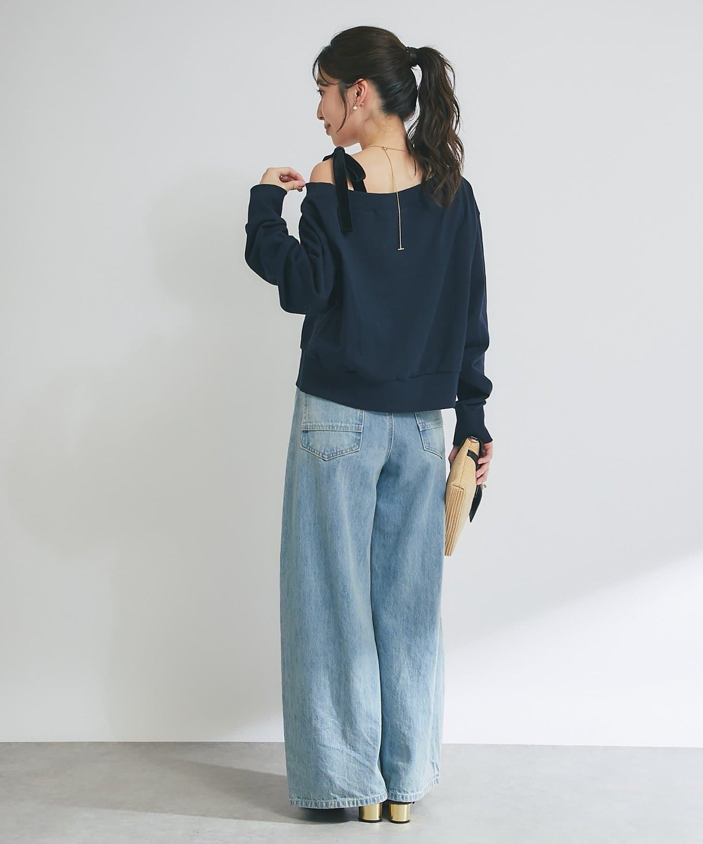【成年女性】迷你絨面露肩蝴蝶結套頭衫