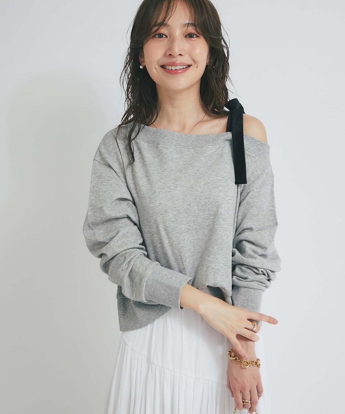 【成年女性】迷你絨面露肩蝴蝶結套頭衫