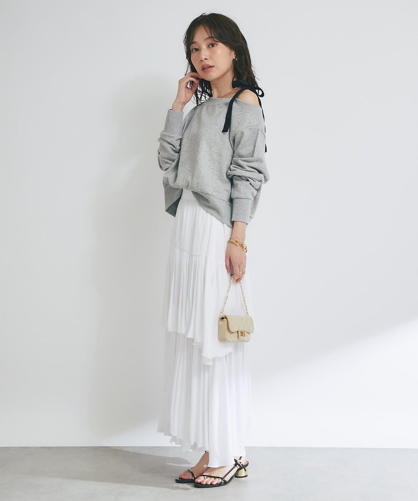 【成年女性】迷你絨面露肩蝴蝶結套頭衫