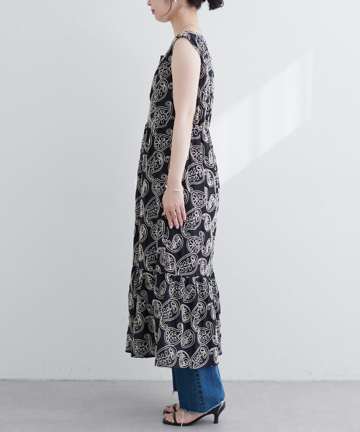 亮片刺繡無袖連衣裙