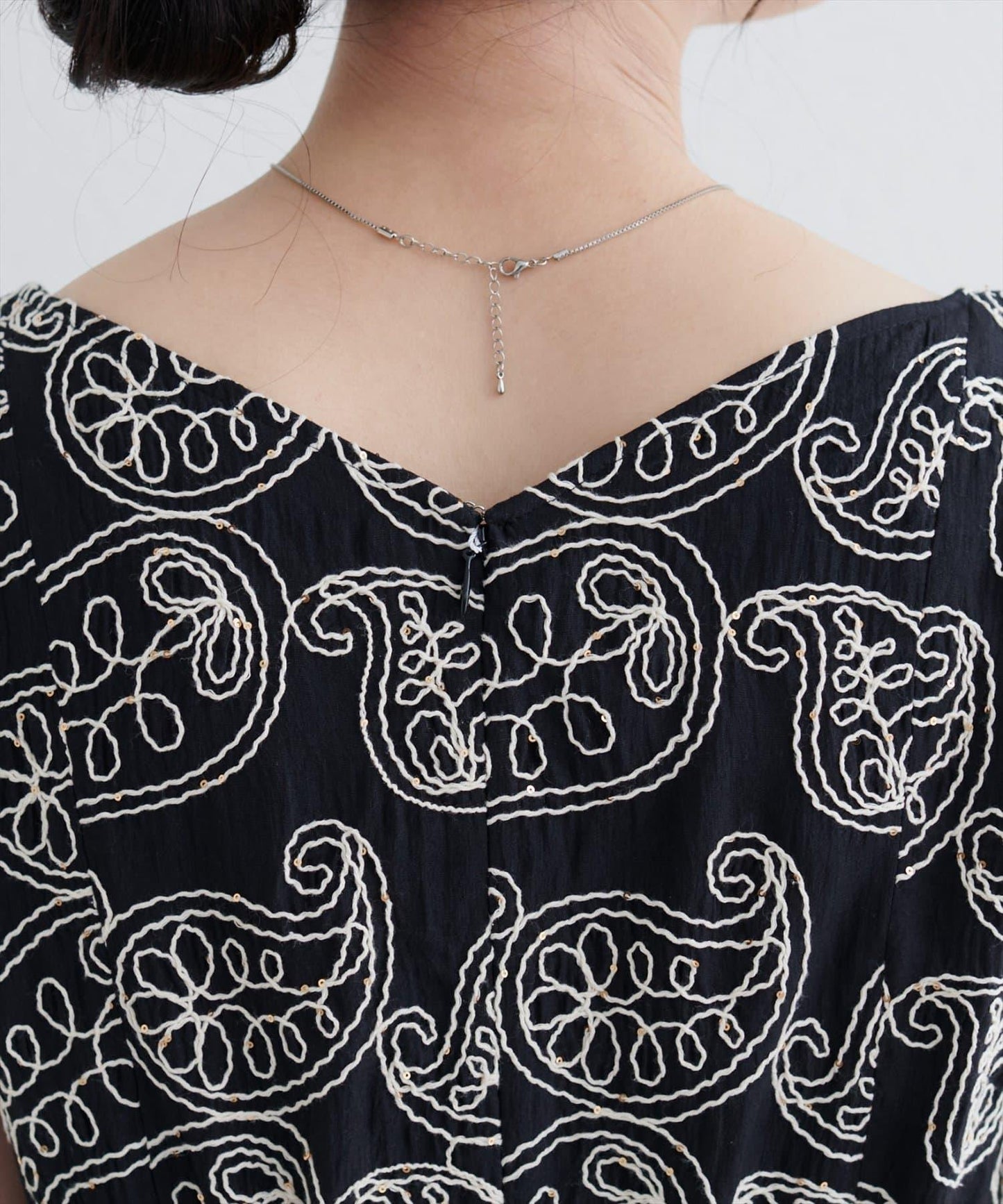 亮片刺繡無袖連衣裙