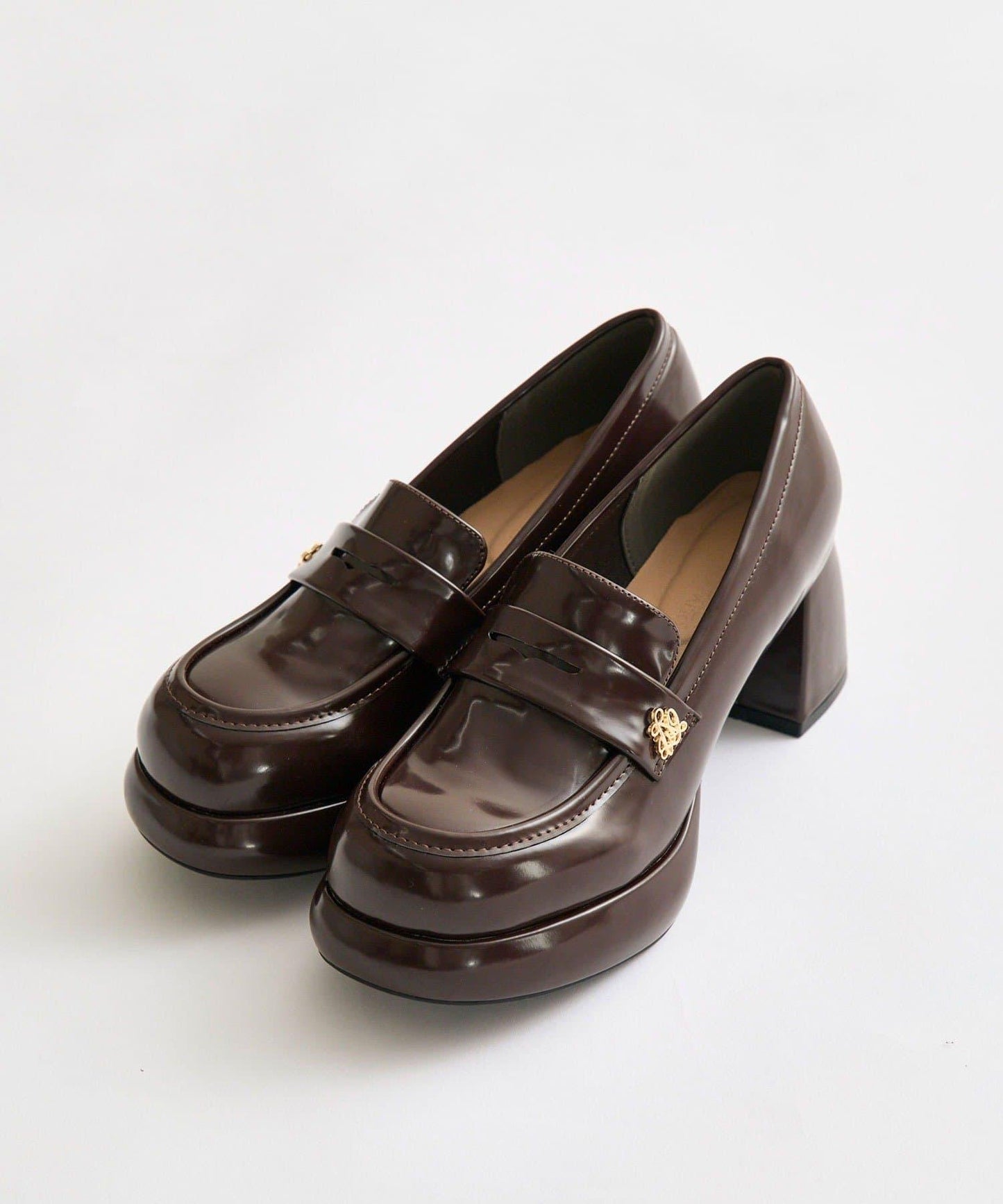 帶徽章的懶人鞋