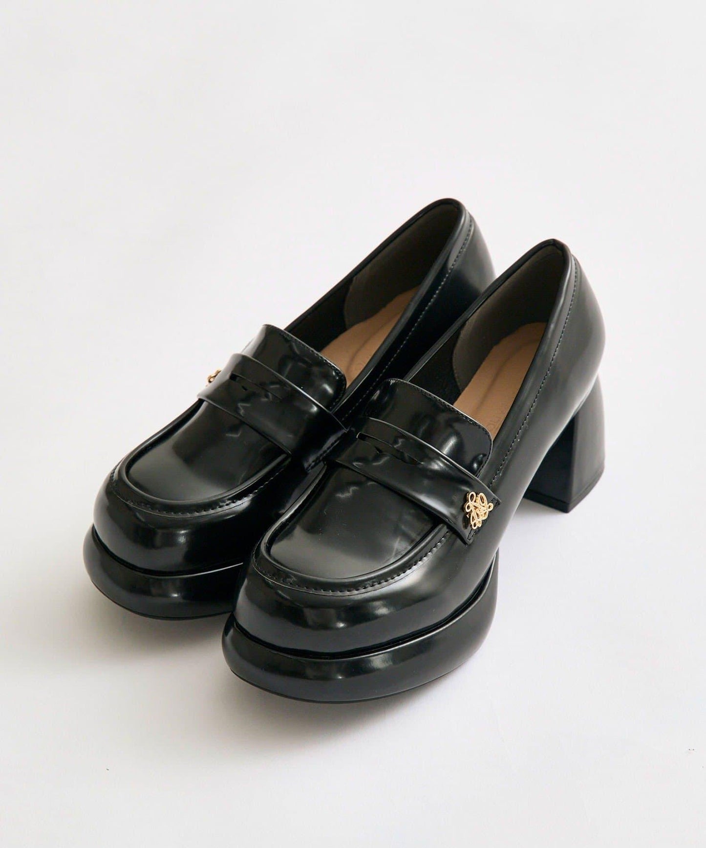 帶徽章的懶人鞋