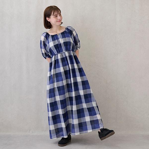 肩部鏤空格紋連衣裙