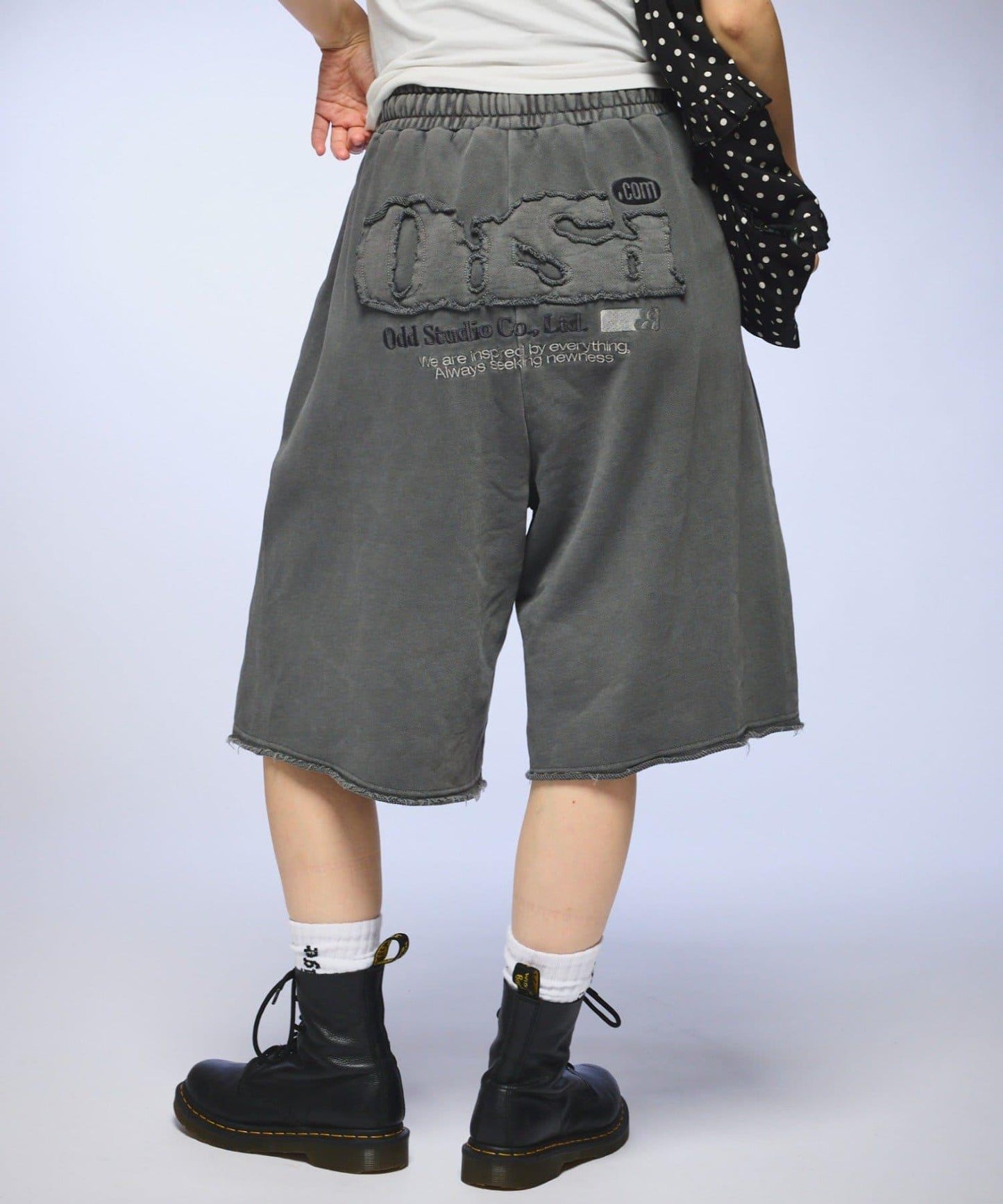 【OddStudio】ピグメントバックダメージロゴスウェットハーフパンツ