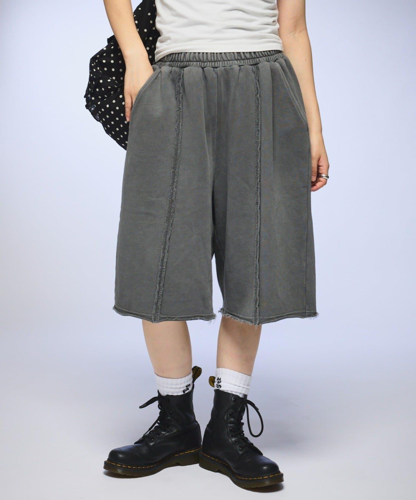 【OddStudio】ピグメントバックダメージロゴスウェットハーフパンツ