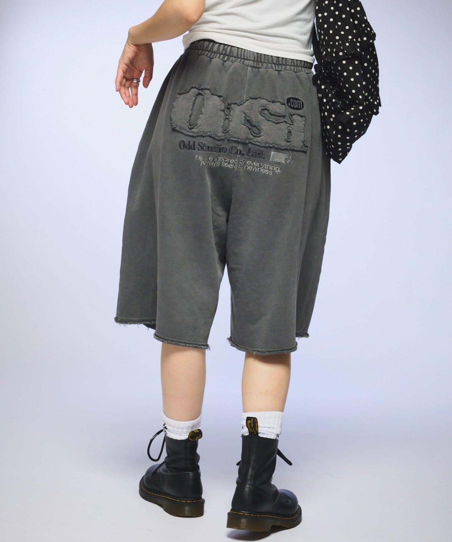 【OddStudio】ピグメントバックダメージロゴスウェットハーフパンツ