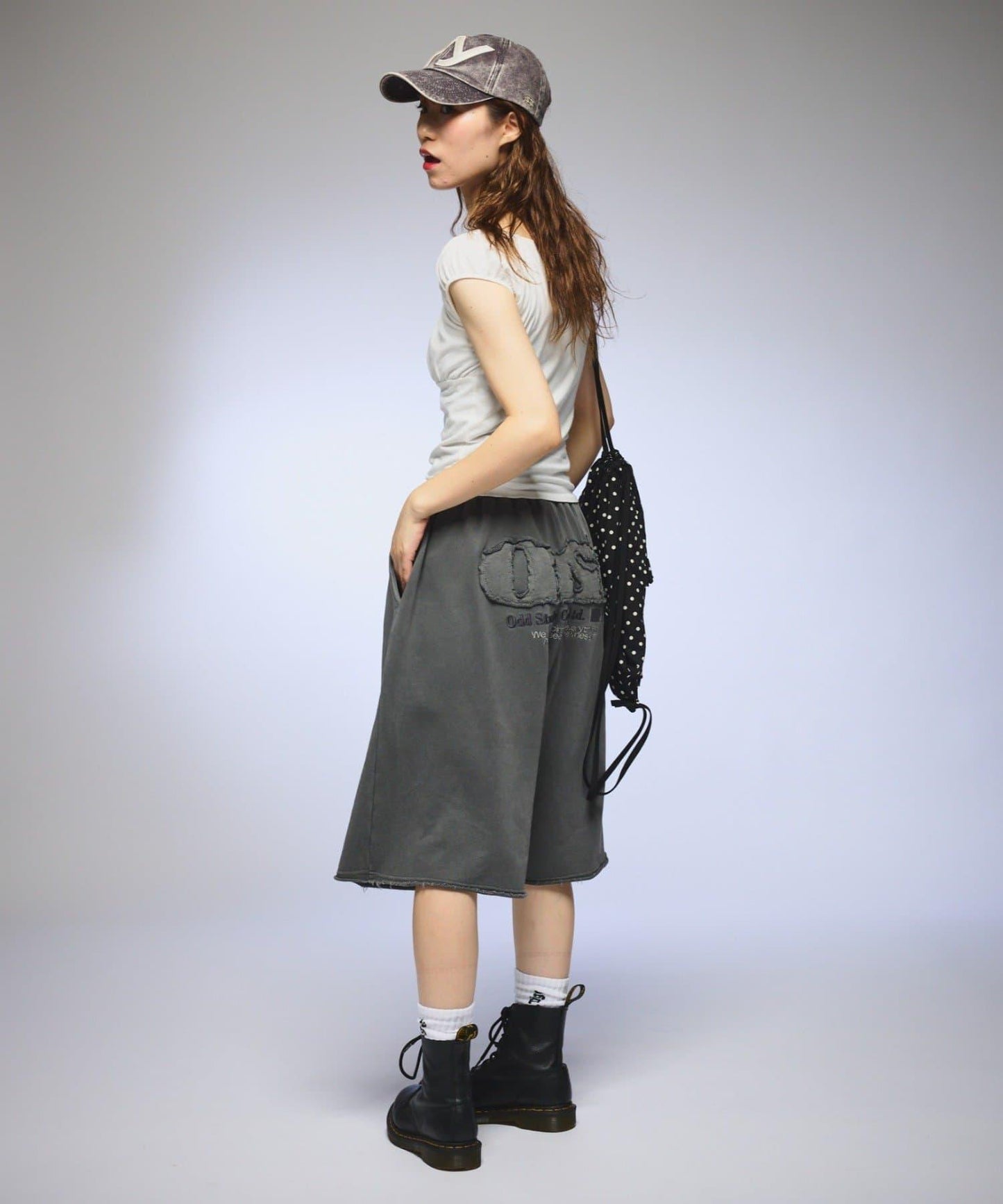 【OddStudio】ピグメントバックダメージロゴスウェットハーフパンツ