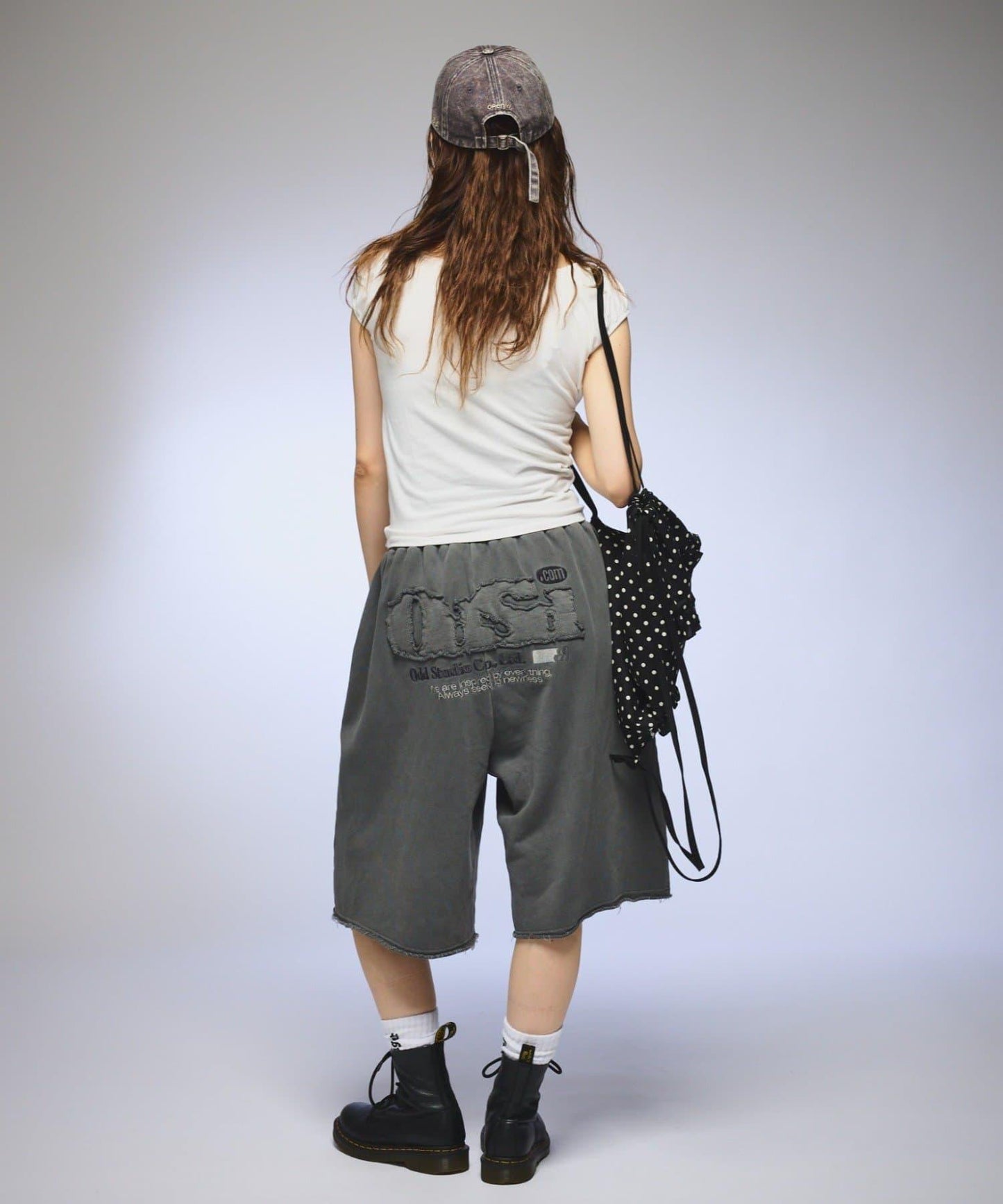 【OddStudio】ピグメントバックダメージロゴスウェットハーフパンツ