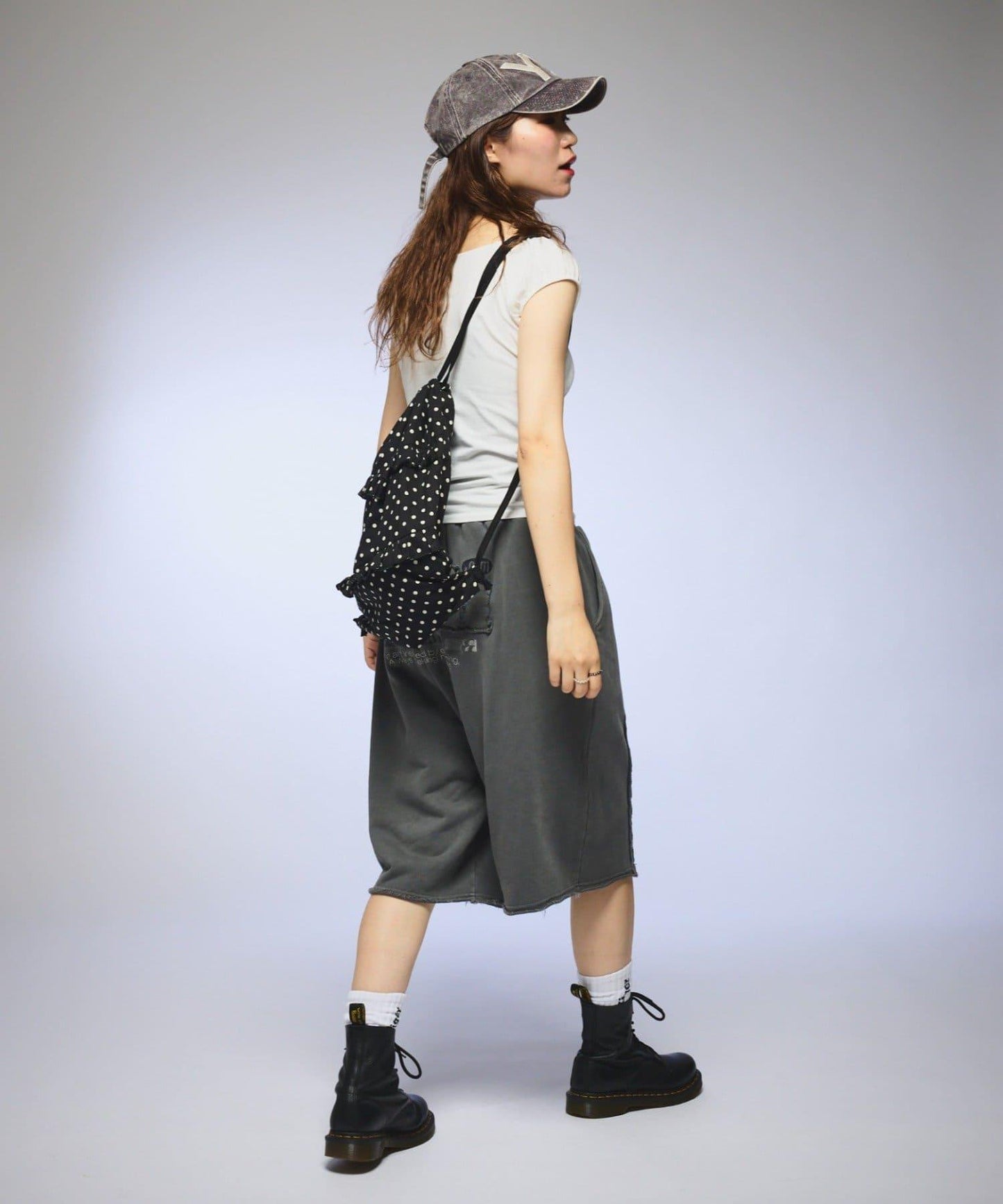 【OddStudio】ピグメントバックダメージロゴスウェットハーフパンツ