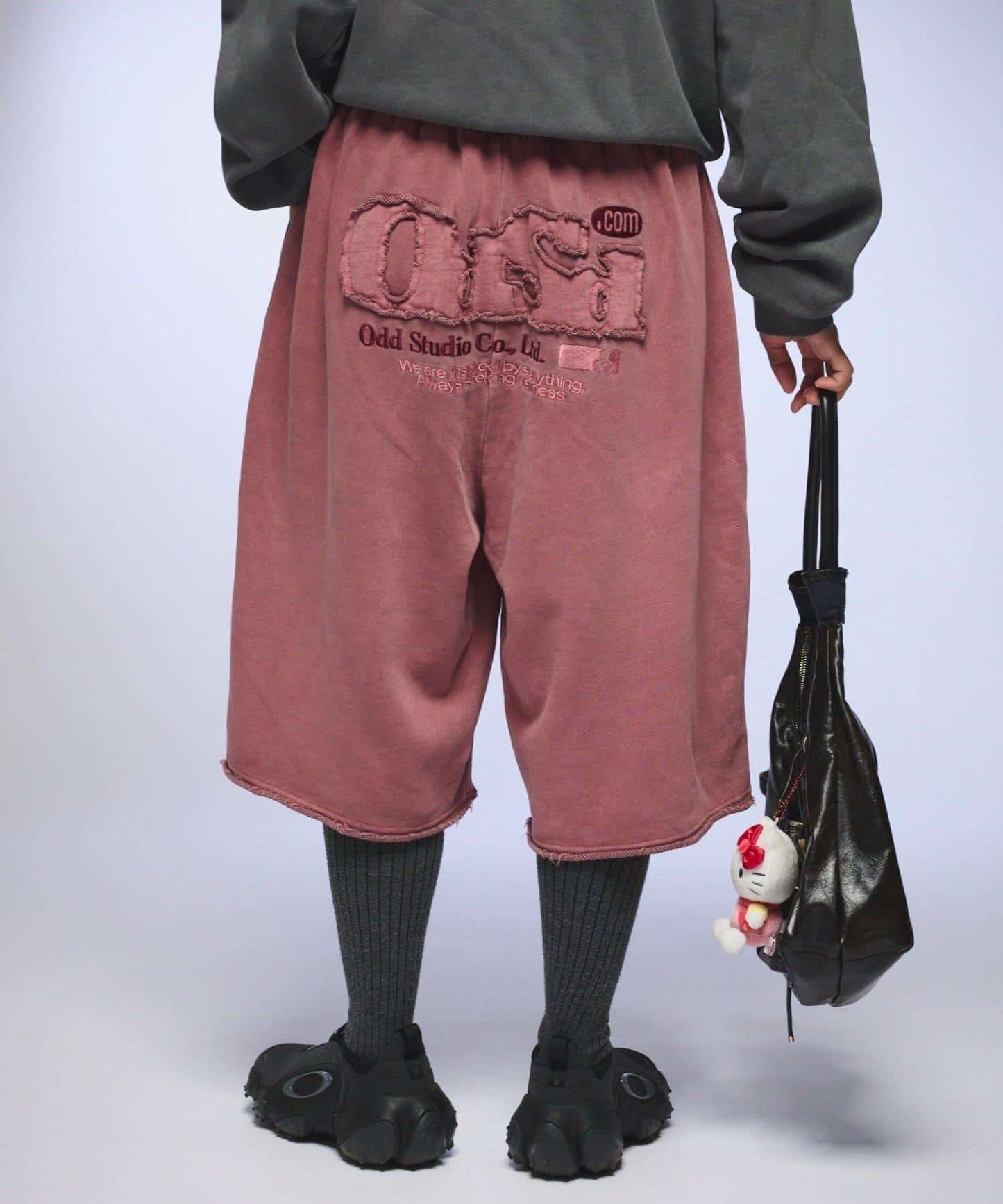 【OddStudio】ピグメントバックダメージロゴスウェットハーフパンツ