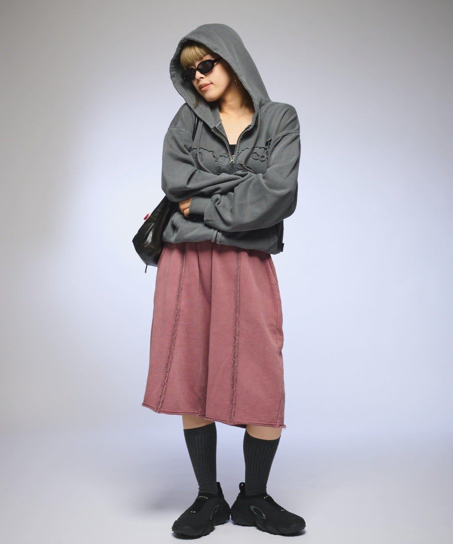 【OddStudio】ピグメントバックダメージロゴスウェットハーフパンツ