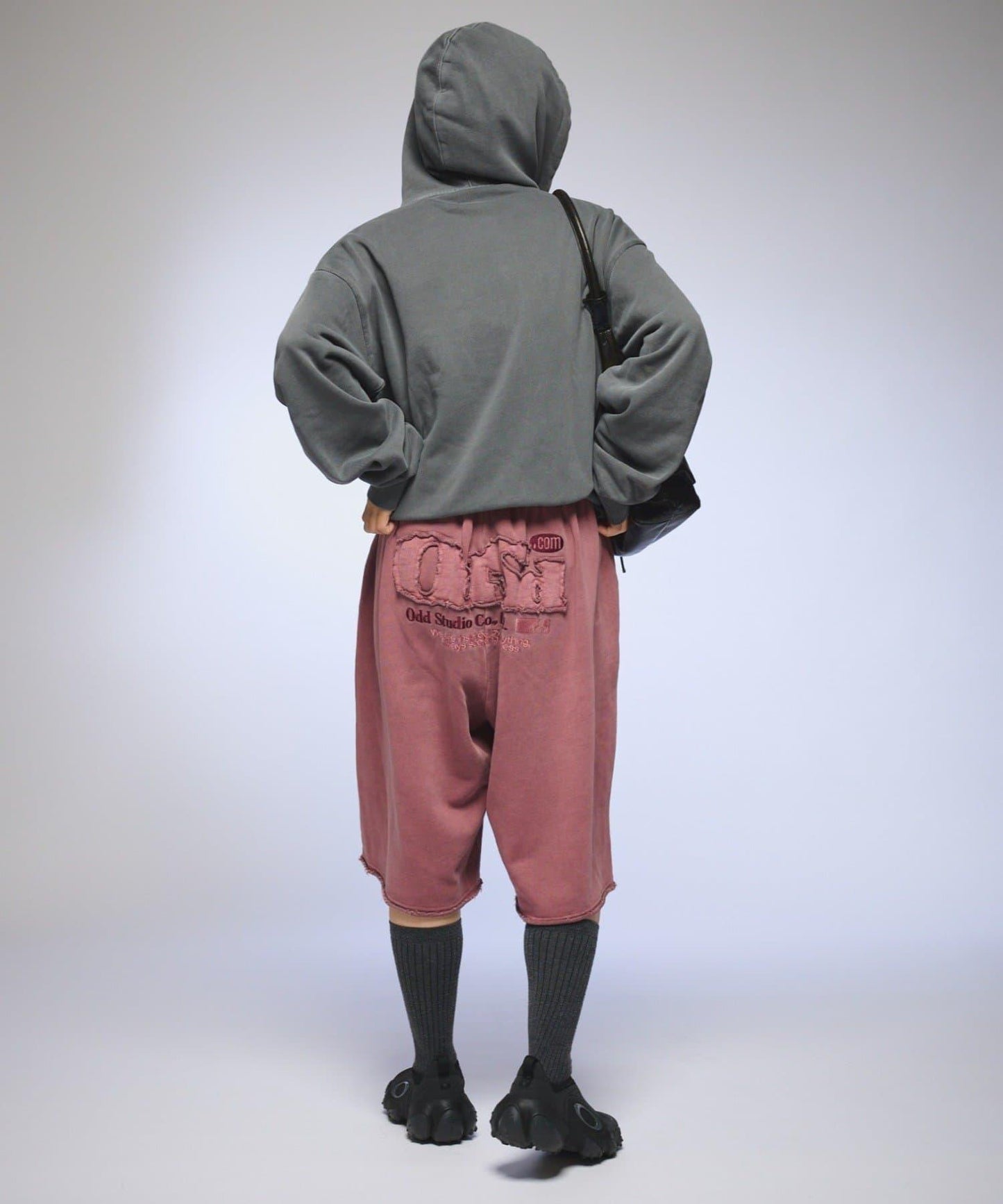 【OddStudio】ピグメントバックダメージロゴスウェットハーフパンツ
