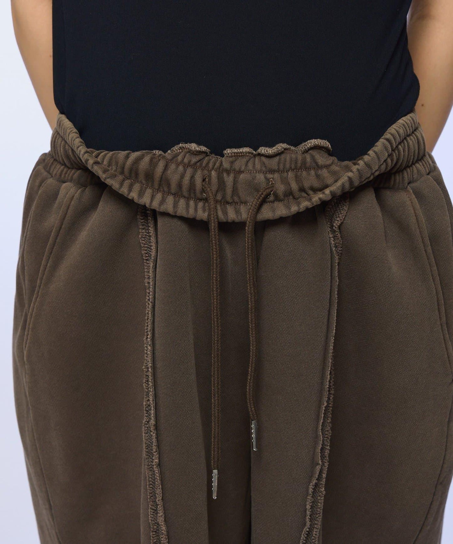 【OddStudio】ピグメントバックダメージロゴスウェットハーフパンツ