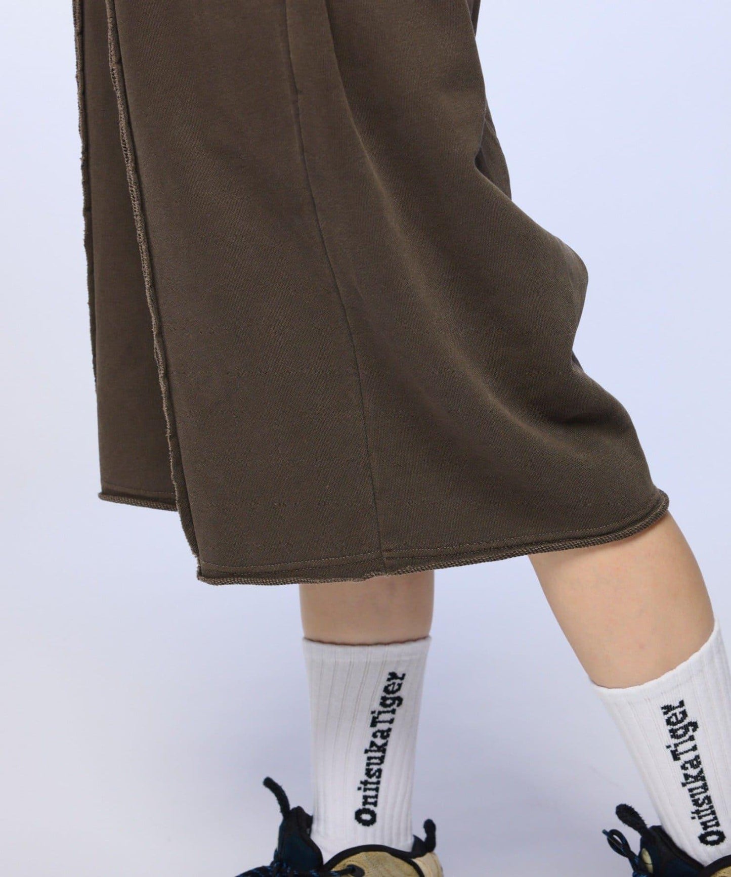 【OddStudio】ピグメントバックダメージロゴスウェットハーフパンツ