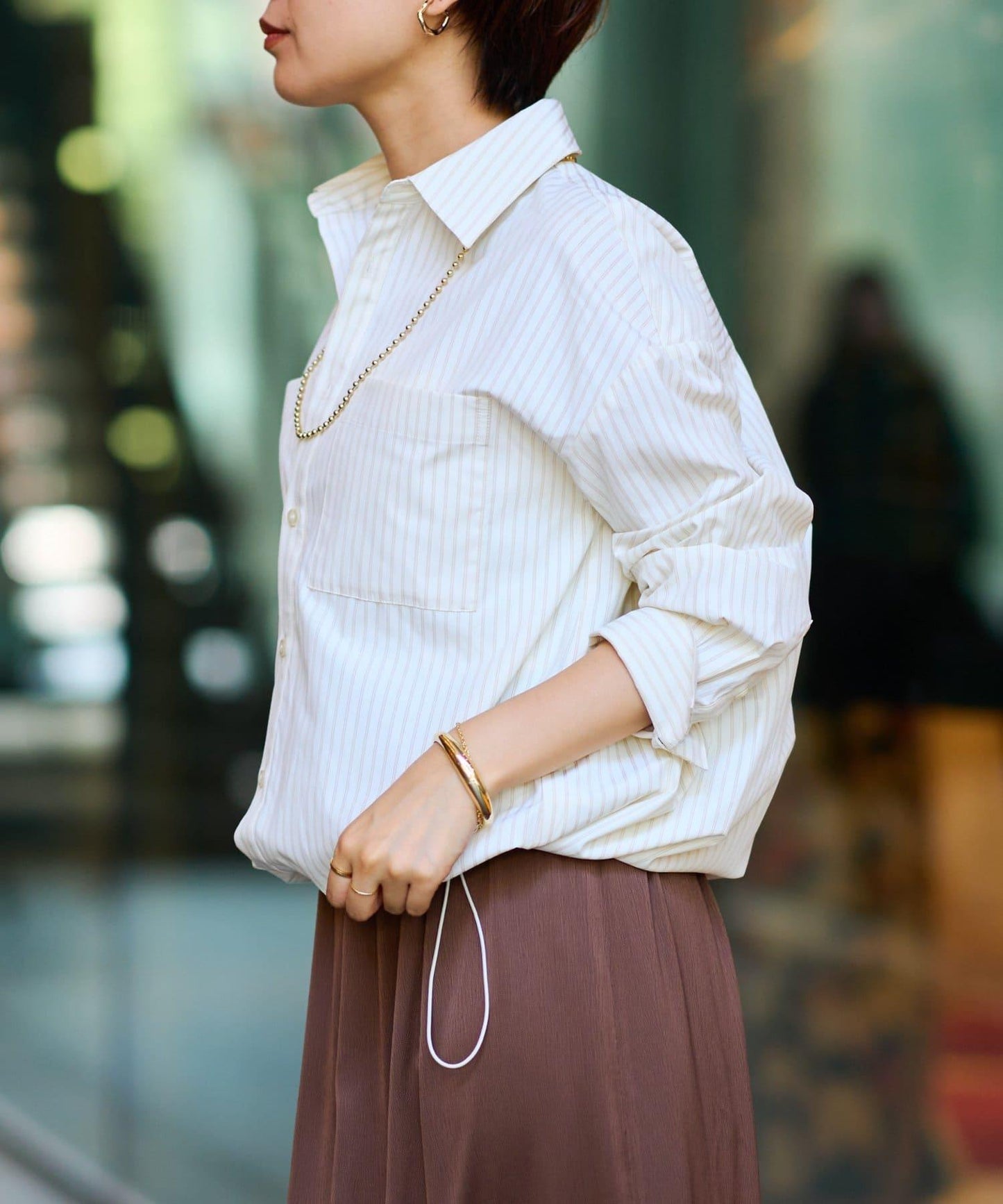 《大人休閒款》下襬束褶條紋襯衫