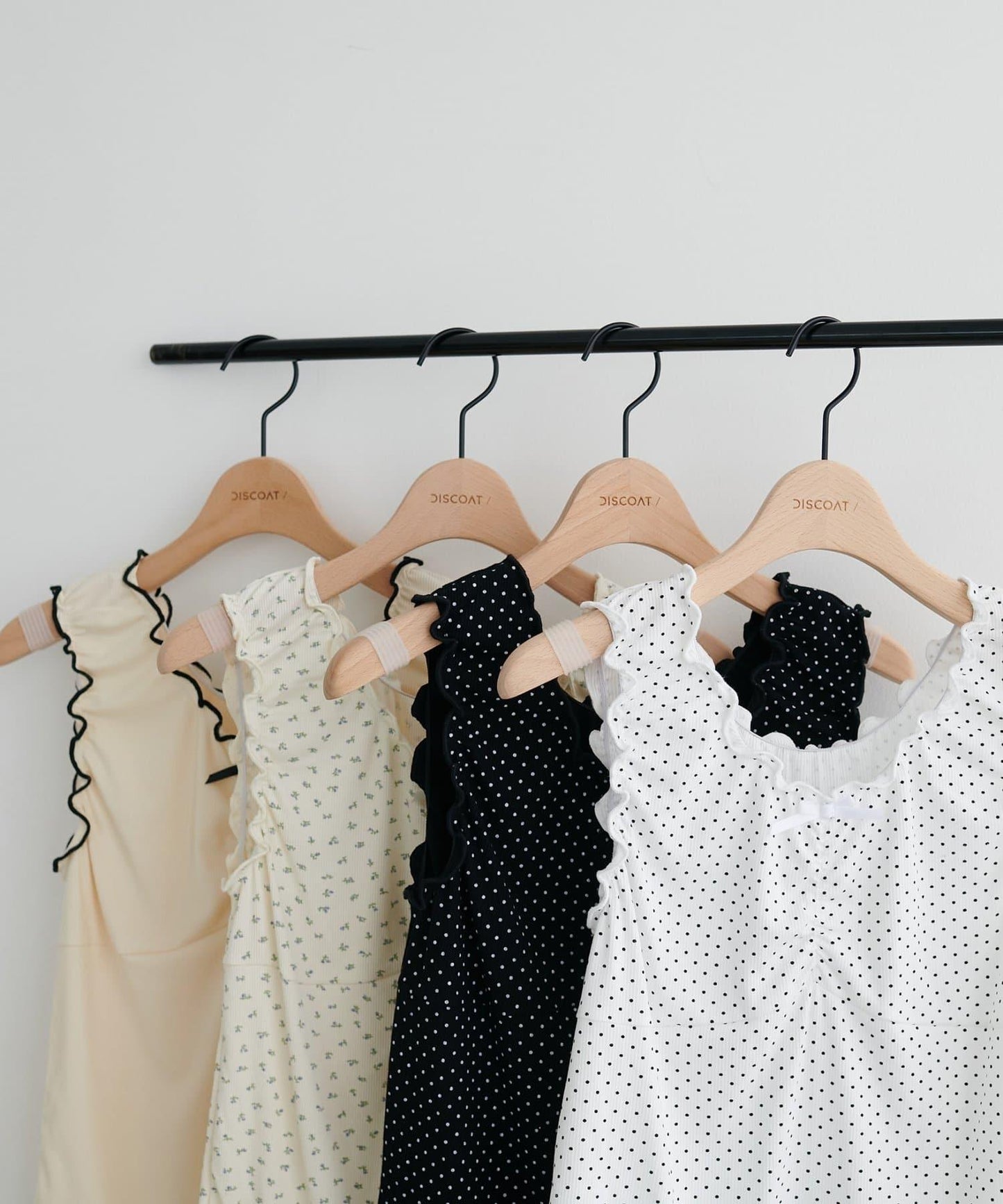 Discoat umm. 荷葉邊前蝴蝶結背心