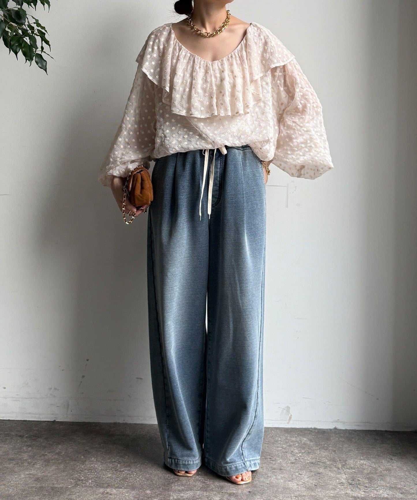 花朵刺繡荷葉邊襯衫