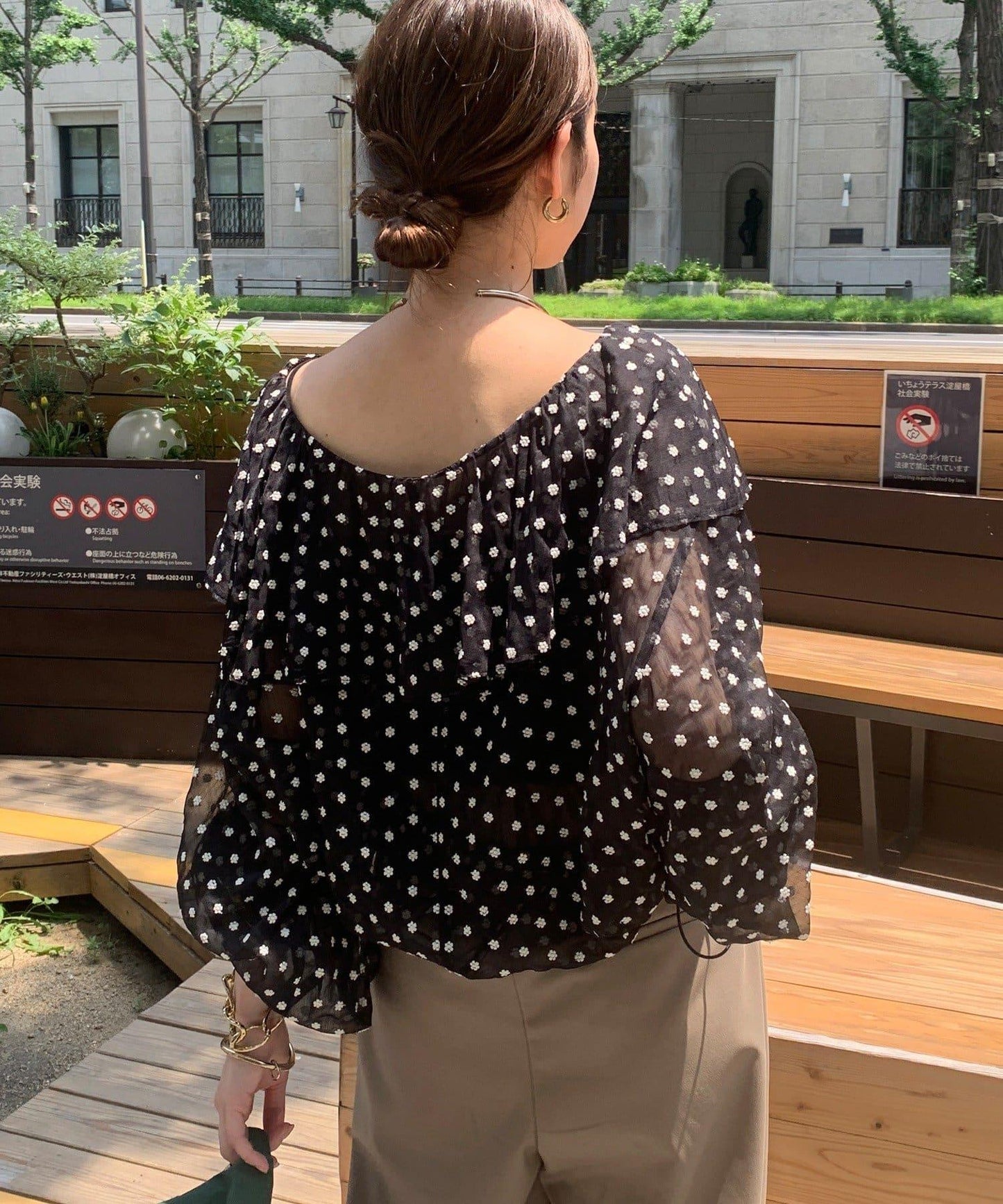 花朵刺繡荷葉邊襯衫