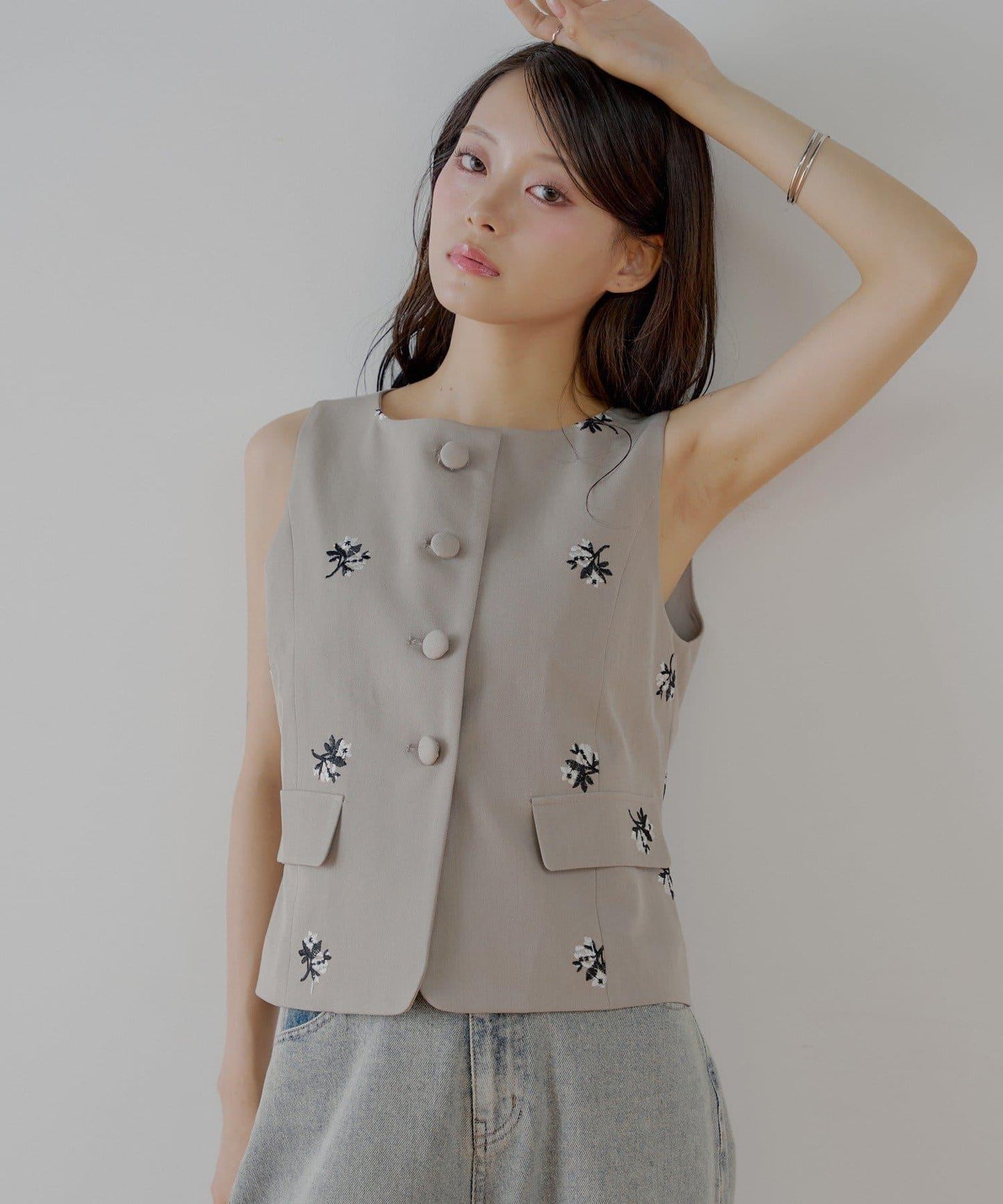 【SALON by Chico/套裝搭配】花朵刺繡無袖馬甲