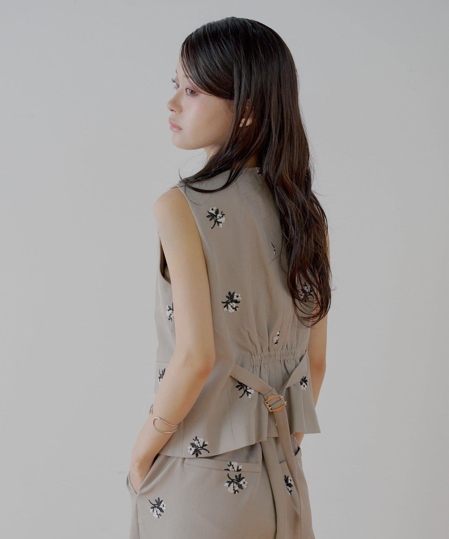 【SALON by Chico/套裝搭配】花朵刺繡無袖馬甲