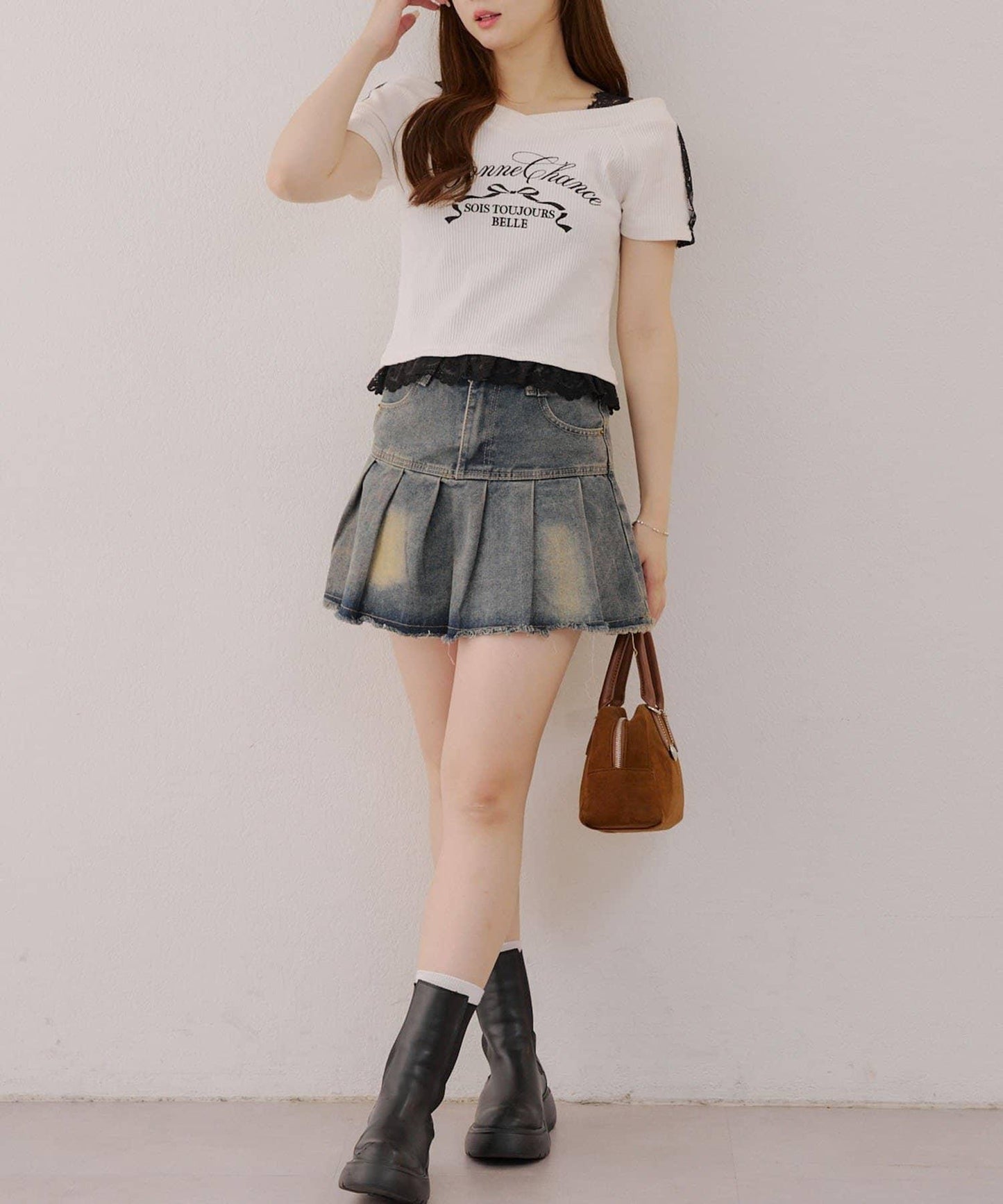 露肩蕾絲裝飾高領上衣