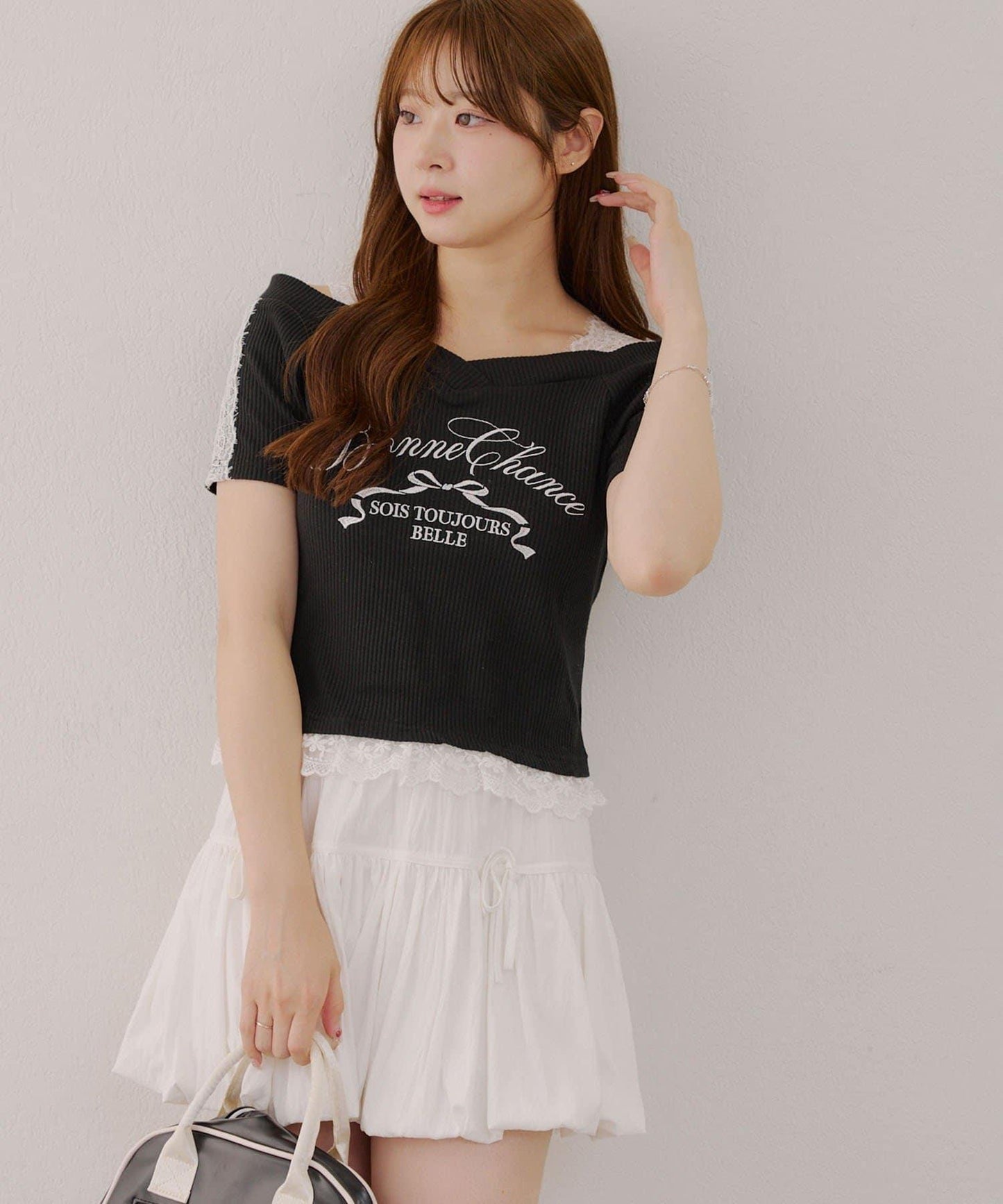 露肩蕾絲裝飾高領上衣