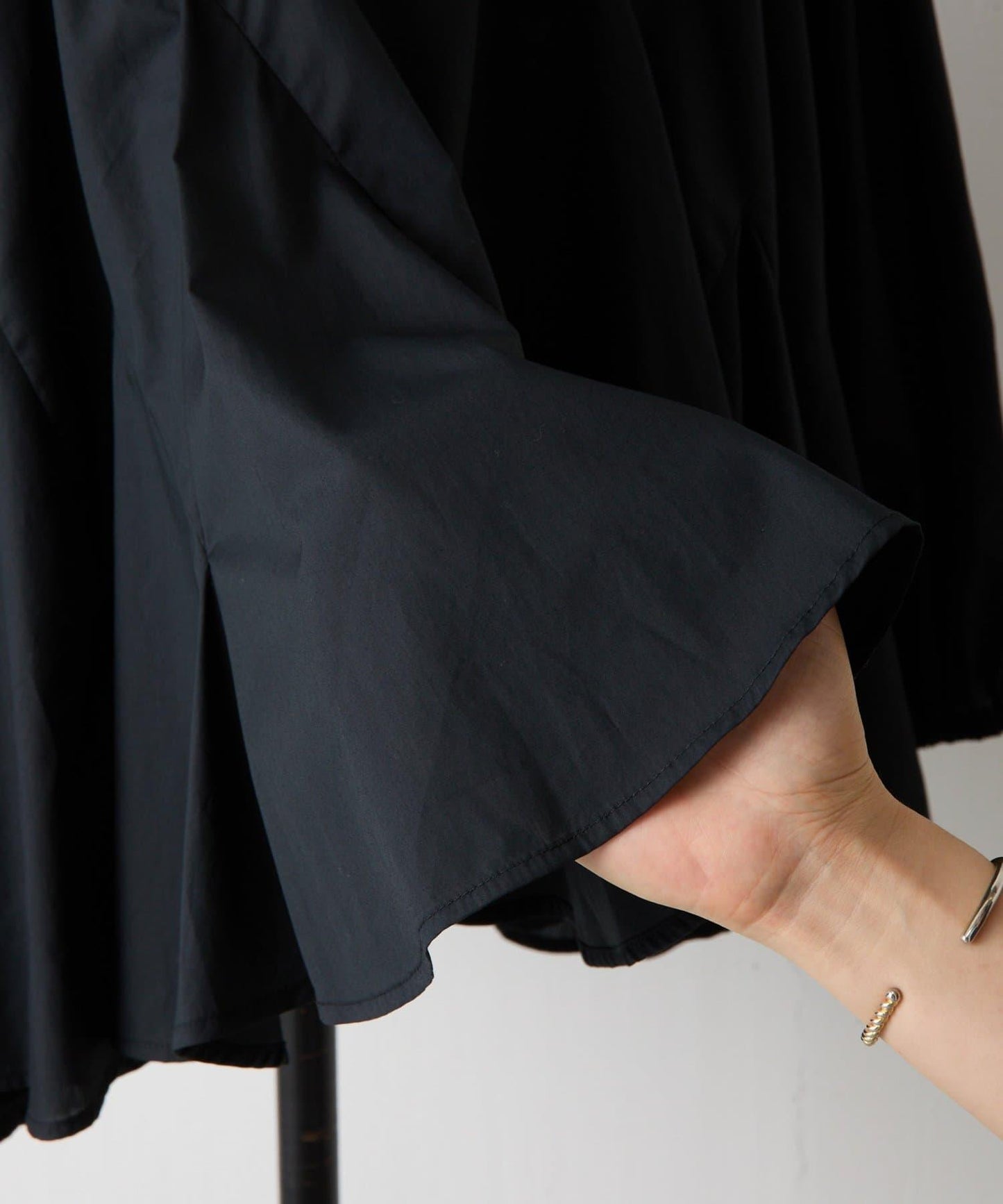 花瓣飄逸蓬蓬袖襯衫