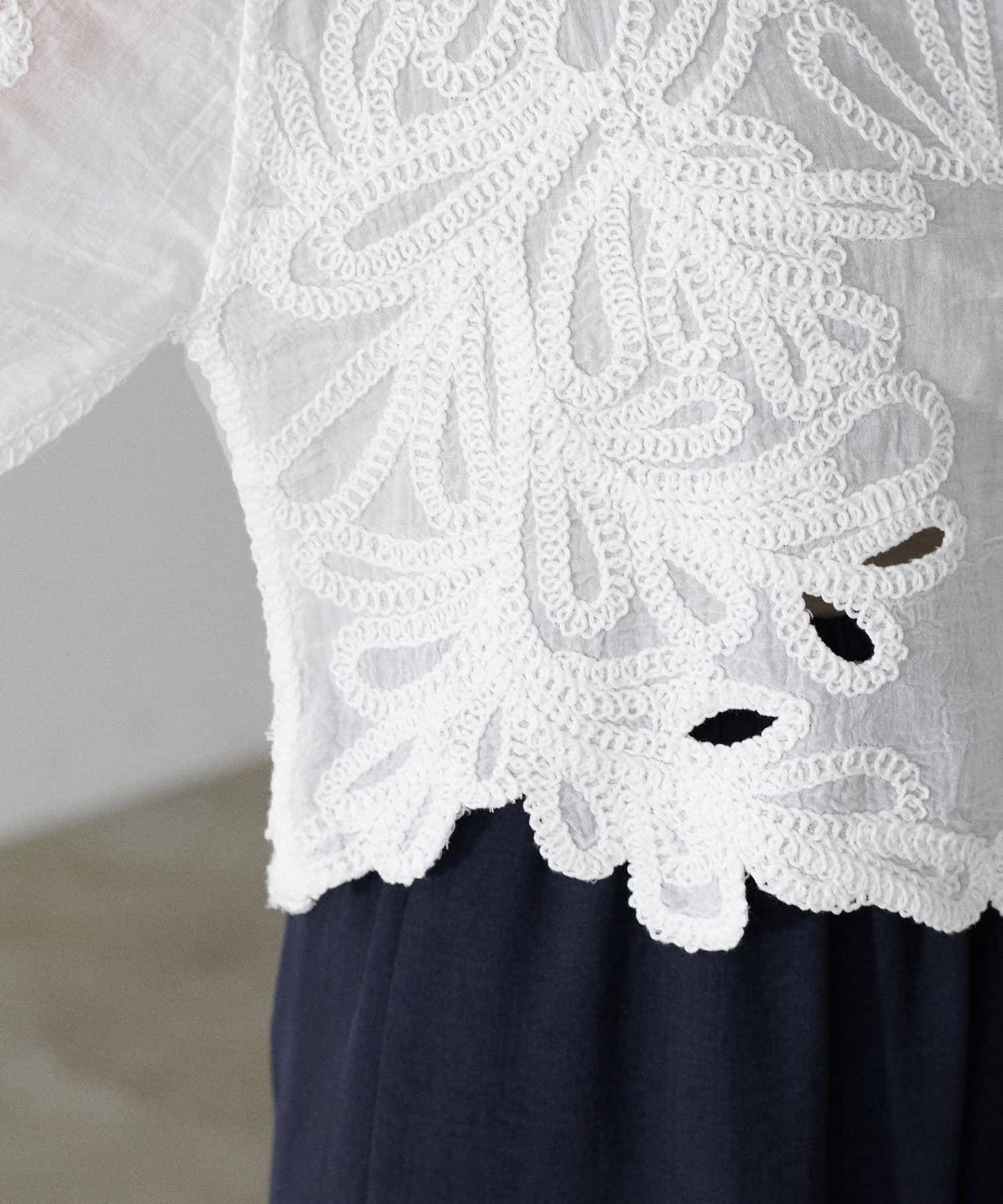 刺繡雪紡上衣