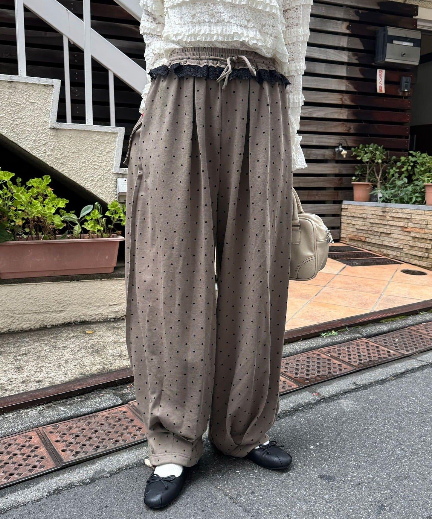 圓點弧線運動褲