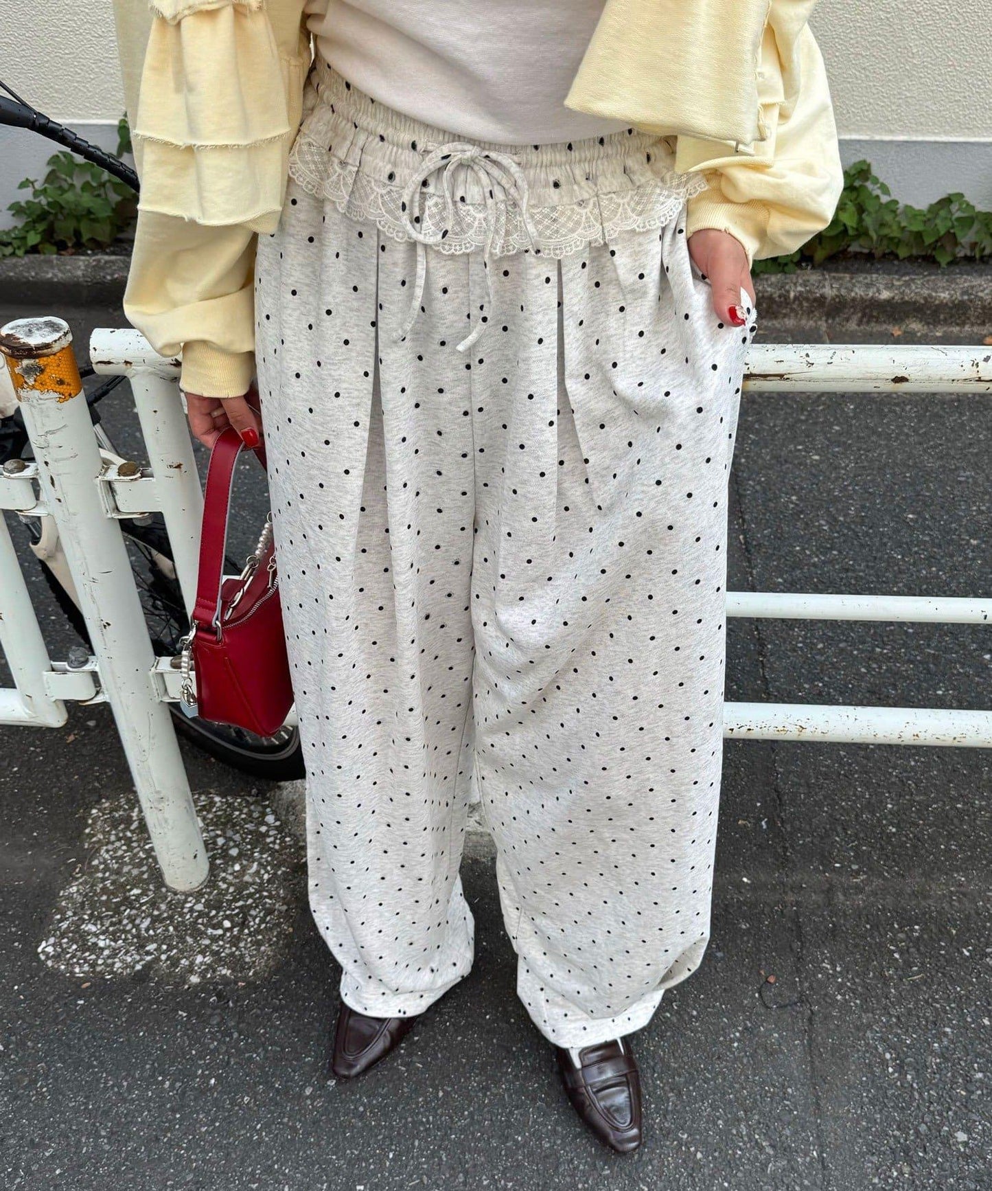 圓點弧線運動褲