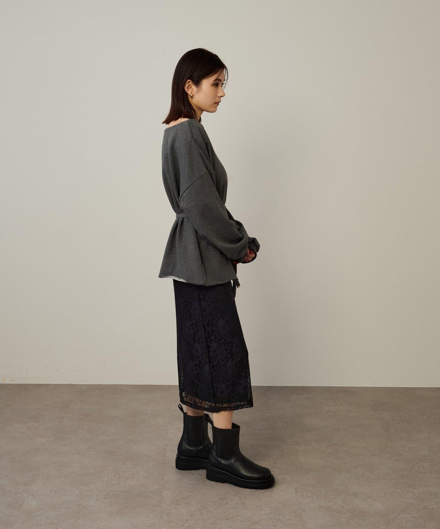 帶頸鍊的露肩衛衣