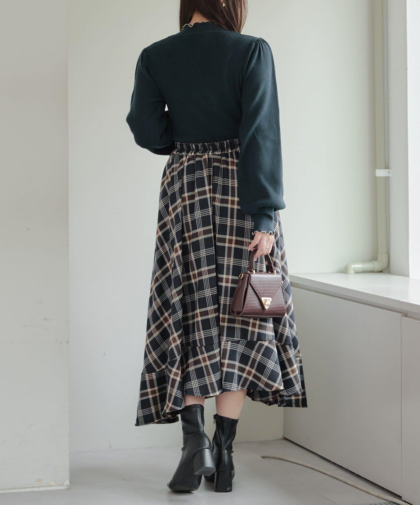 配色圓領寬肩肋針織衫