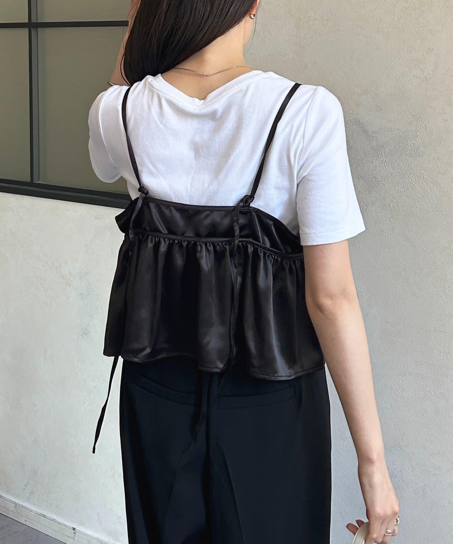 緞面垂褶吊帶衫