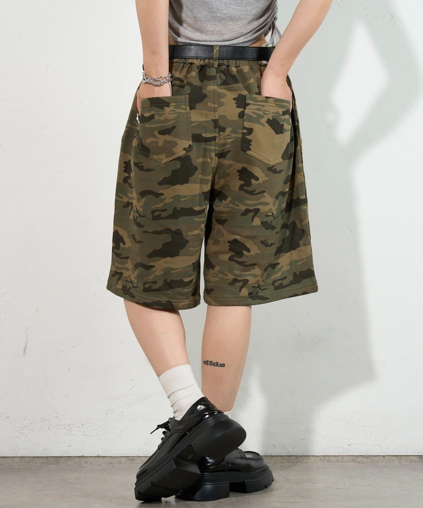 【WHO'S WHO gallery】斜插口袋印花休閒短褲