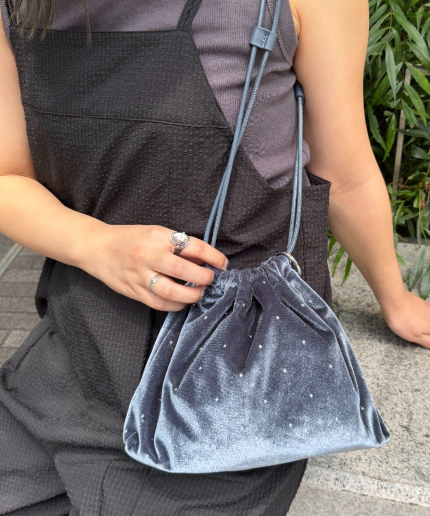 帶卡拉賓的絨面鉚釘束口袋