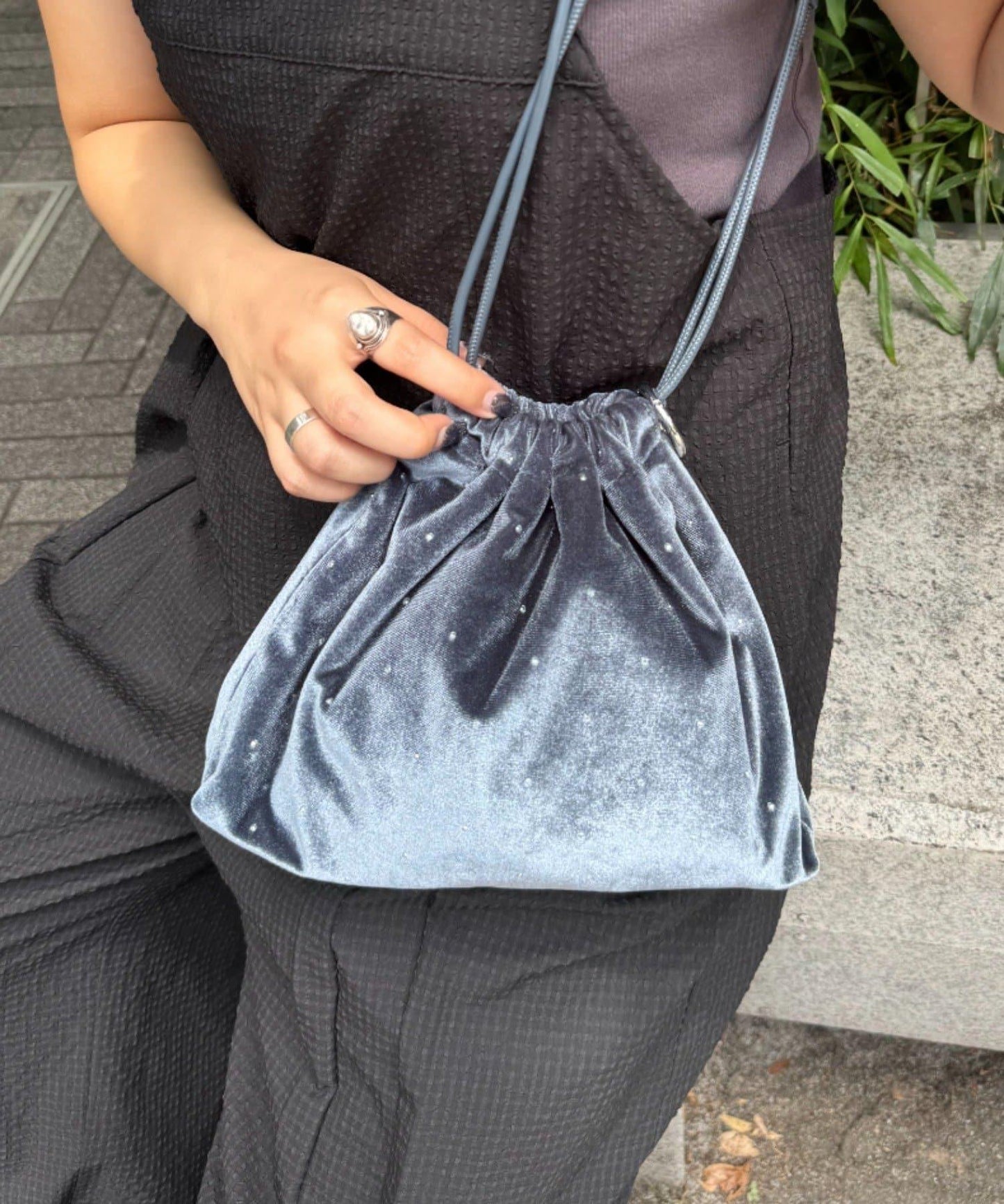 帶卡拉賓的絨面鉚釘束口袋