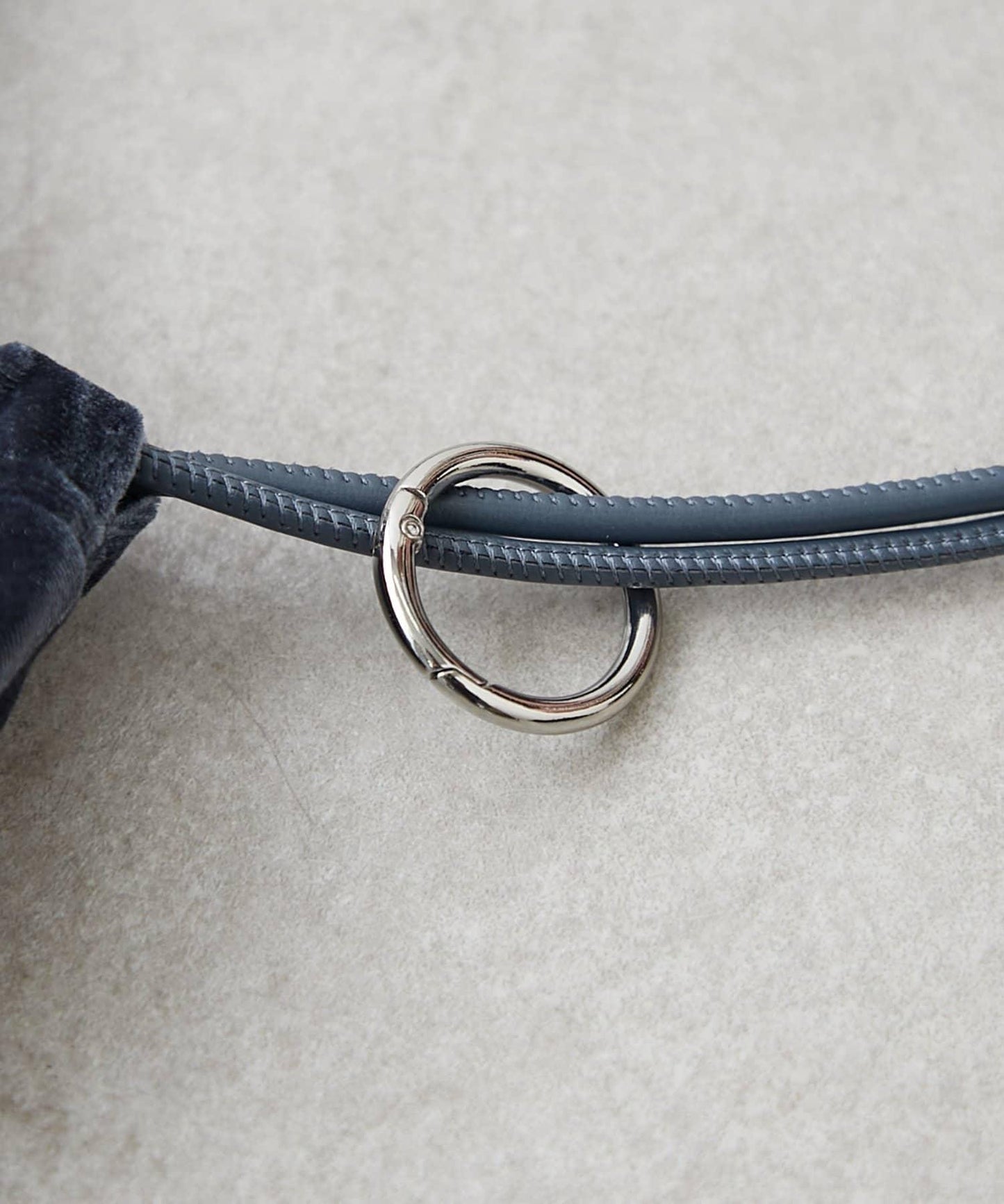 帶卡拉賓的絨面鉚釘束口袋