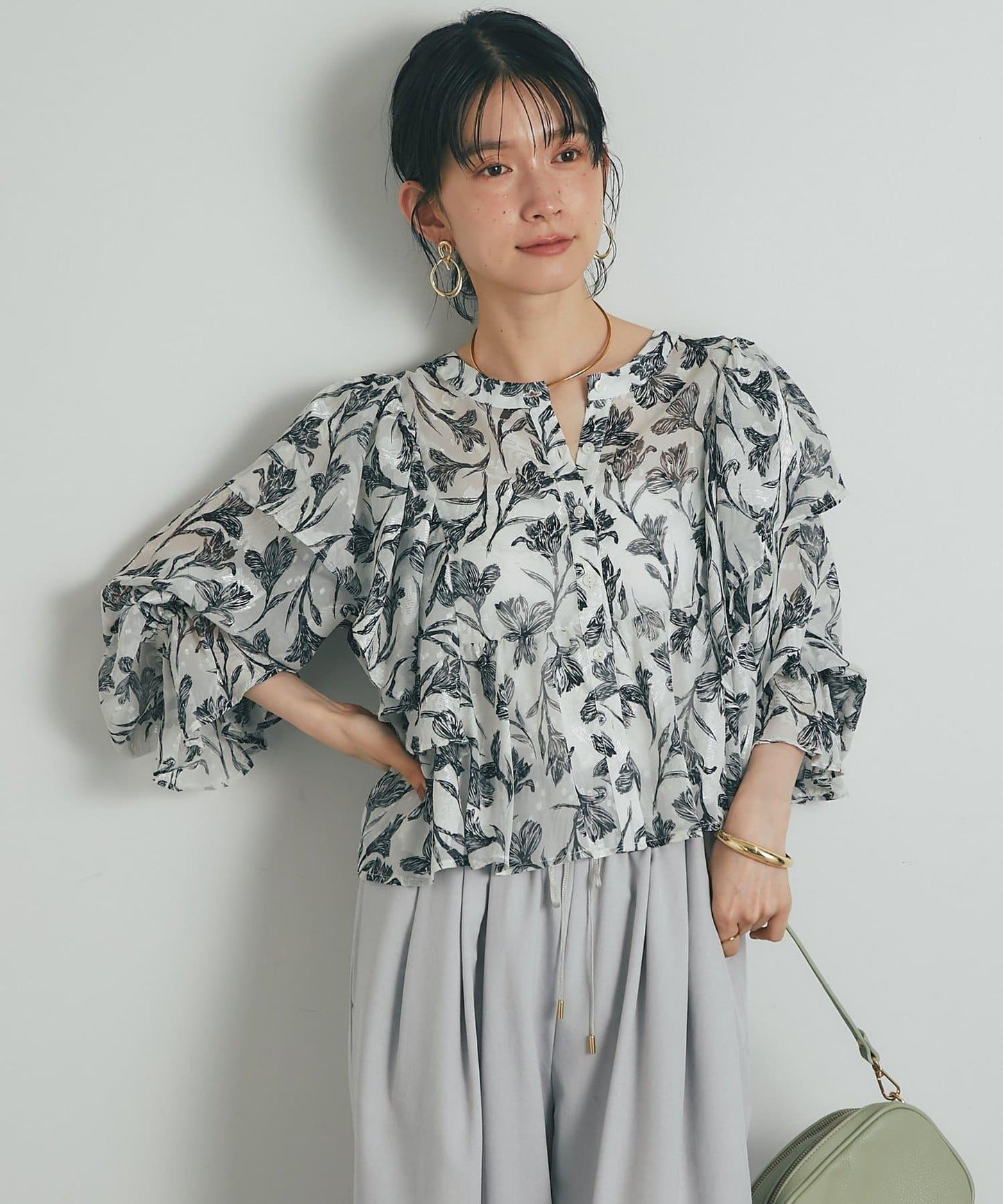 《充滿女性氣息》花朵織物蝙蝠袖襯衫