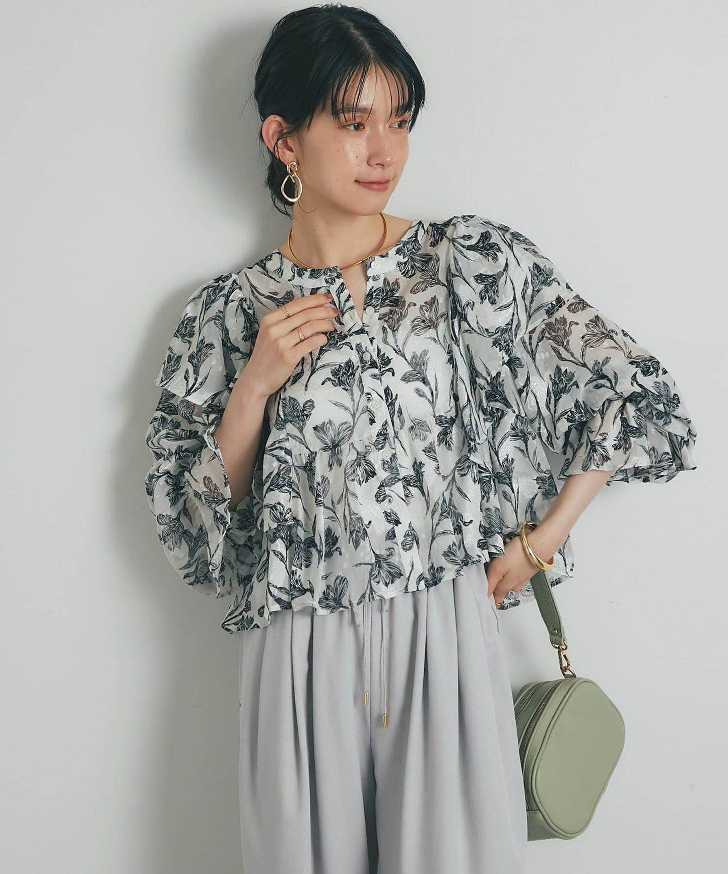 《充滿女性氣息》花朵織物蝙蝠袖襯衫