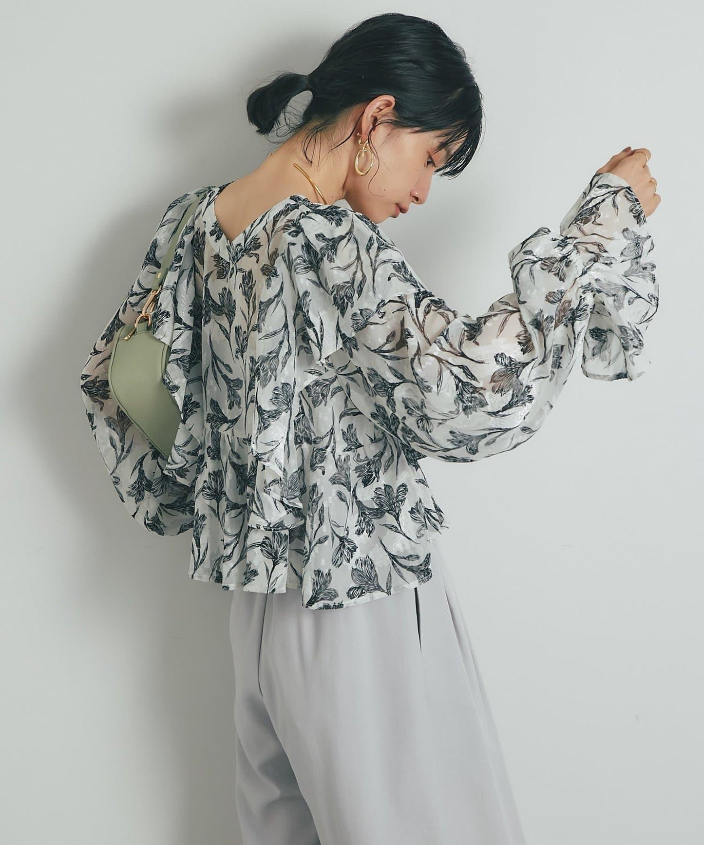 《充滿女性氣息》花朵織物蝙蝠袖襯衫