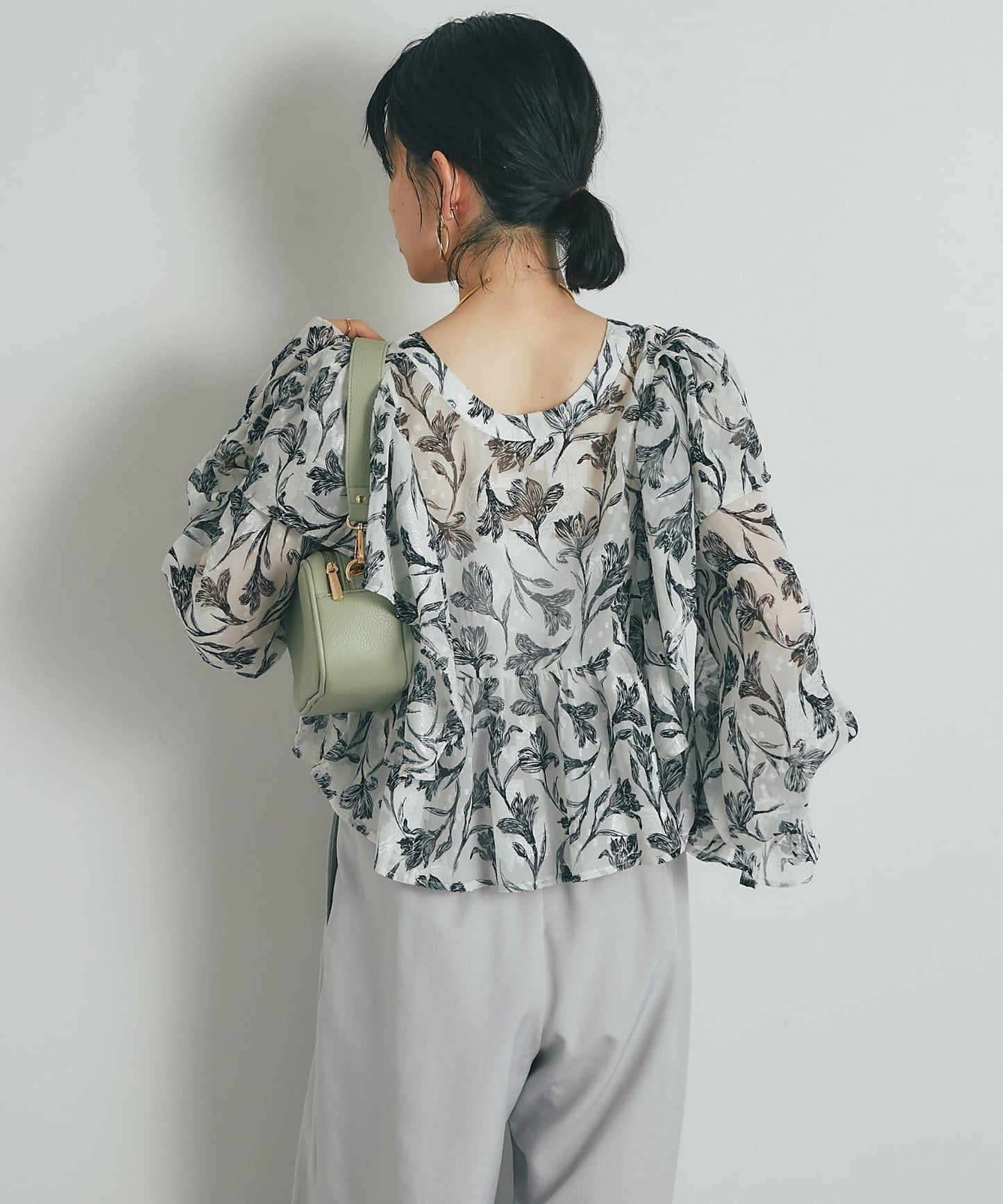 《充滿女性氣息》花朵織物蝙蝠袖襯衫