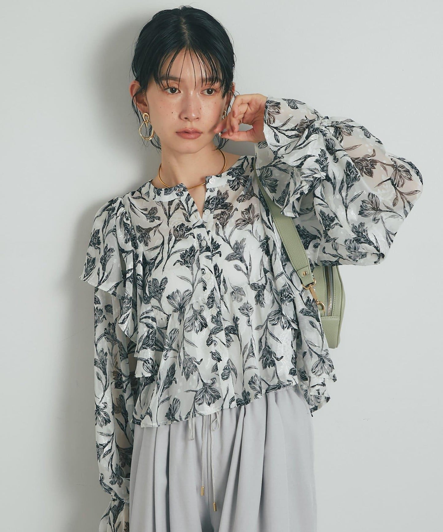 《充滿女性氣息》花朵織物蝙蝠袖襯衫