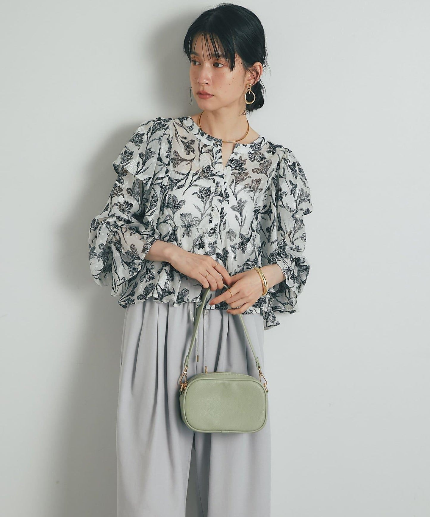《充滿女性氣息》花朵織物蝙蝠袖襯衫