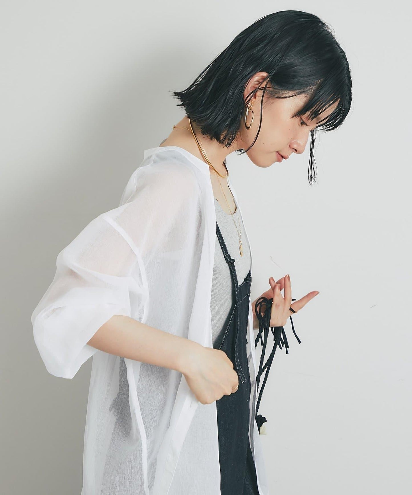 《適合內穿外穿◎》亞麻質感透視折褶襯衫